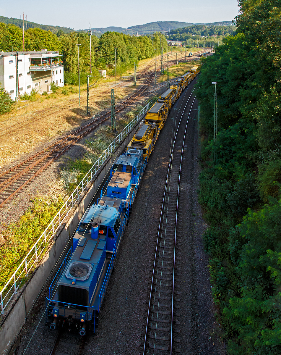 
Nach einer Tankpause fahren im Doppelpack die V100-SP-028 (92 80 1214 018-4 D-SLG) und die V100-SP-026 (92 80 1214 016-8 D-SLG) der SLG - Spitzke Logistik GmbH mit der Spitzke Bettungsreinigungsmaschine RM 900 S, am 25.07.2019 von Betzdorf (Sieg) weiter in Richtung K�ln. Bei dem Bild fiel mir das Entzerren etwas schwer, da Weitwinkel und noch von oben herab, ich hoffe es ist mir dennoch gelungen.

Die Loks (Umbau aus ex DB V 100.20):
Vorne die V100-SP-026 alias 214 016-8 wurde als DB V 100 2152 von Henschel 1964 unter der Fabriknummer 30838 gebaut. Zum 01.01.1968 erfolgte die Umzeichnung in DB 212 152-3, als diese fuhr sie bis zur Ausmusterung 1997.
Hinten die V100-SP-028 alias 214 018-4 wurde als DB V 100 2157 ebenfalls von Henschel 1964 unter der Fabriknummer 30843 gebaut. Zum 01.01.1968 erfolgte die Umzeichnung in DB 212 157-2, als diese fuhr sie bis zur Ausmusterung 2001.

Im Jahr 2002 gingen beide V 100.20 an ALS - ALSTOM Lokomotiven Service GmbH in Stendal, dort wurden sie 2008 bzw. 2009 gem�� Umbaukonzept  BR 214  umgebaut. 2009 gingen beide Loks an die DB Regio AG - Regio Mittelfranken in N�rnberg als DB 214 016-8 und DB 1214 018-4. Im Jahr 2016 kaufte die Spitzke Logistik GmbH beide Loks.
