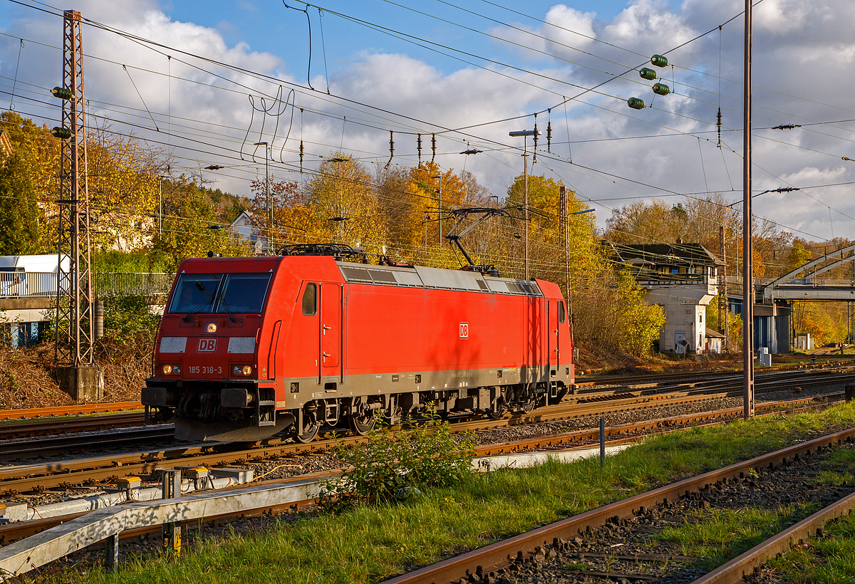 
Nachdem die DB Cargo185 318-3 (91 80 6185 318-3 D-DB) am 04.11.2020 den Coilzug im Rbf Kreuztal abgeliefert hat, geht es in die Lok Abstellgruppe (Abstellbereich). Aber nicht um sie dort abzustellen, sondern sie holt dort eine weitere 185er ab.