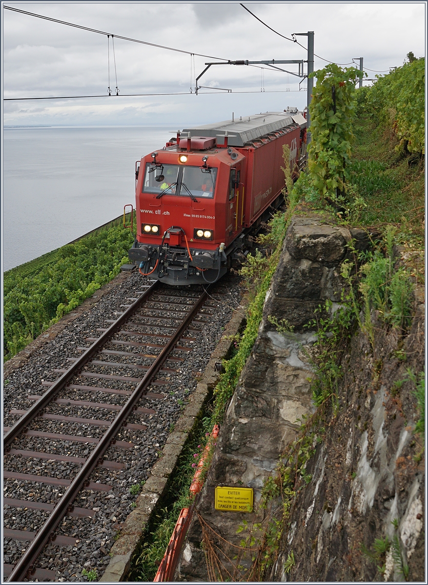 Nachdem ein Umleitungszug bei feuchtem Wetter infolge Sandmangel stecken geblieben war, musst der Hilfszug ausrücken: Der SBB XTmas 99 85 9174 004-3 bzw. 177 004-0 auf der  Train des Vignes  Strecke oberhalb von St-Saphorin. 

29. Aug. 2020