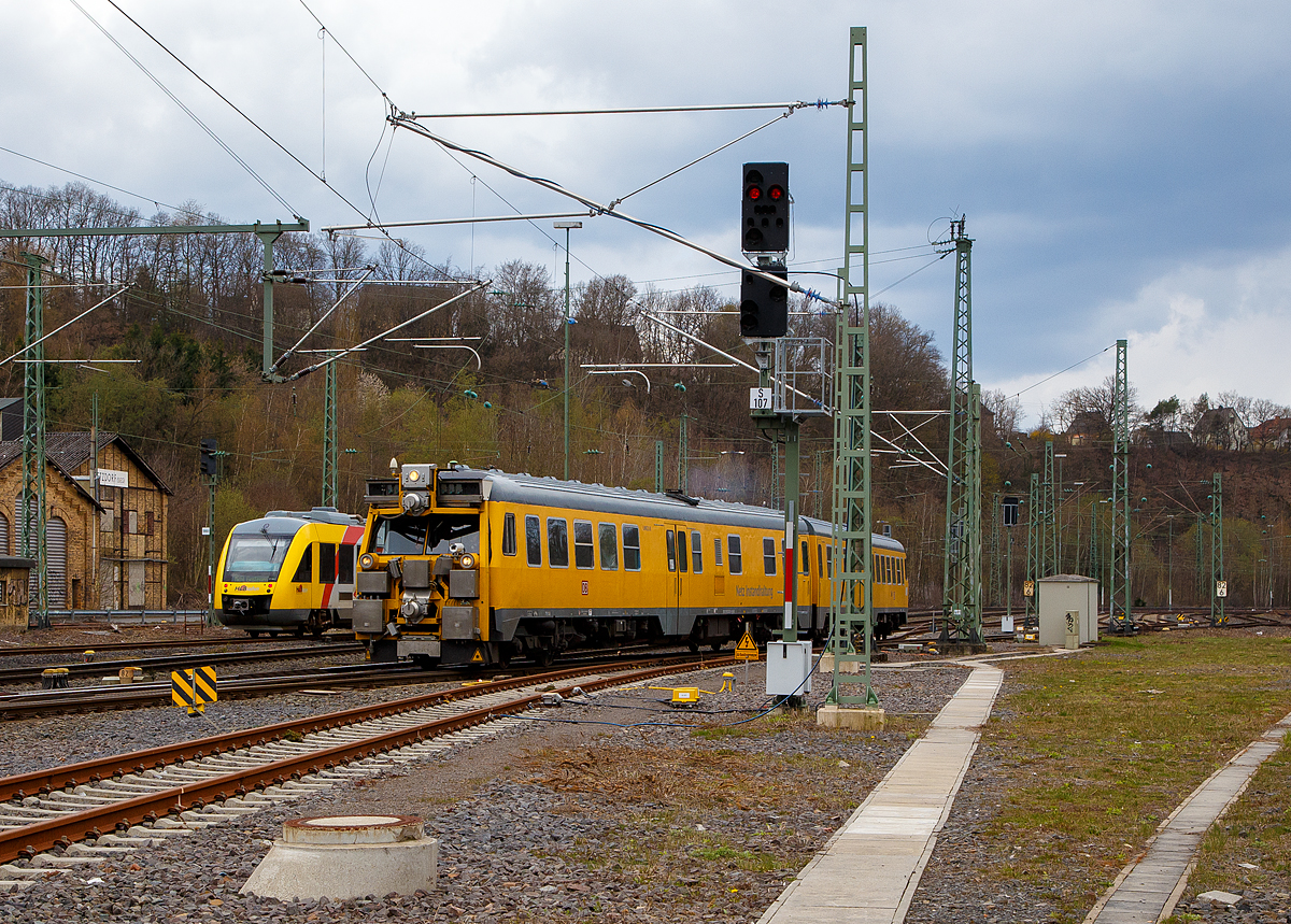 Nachdem er im Rbf den Regelverkehr abwarten musste, darf er nun seine Fahrt fortsetzen....
Der Lichtraummesszug (LIMEZ III) 719 045-7 / 719 046-5 (99 80 9160 001-0 D-DB / 99 80 9160 002-8 D-DB), ex DB 614 045-3  / DB 614 046-5, der DB Netz AG (Netzinstandhaltung Fahrwegmessung) fährt am 15.04.2021 durch Betzdorf (Sieg), biegt auf die Hellertalbahn (KBS 462) ab und fährt via Herdorf in Richtung Dillenburg.

Der 719 045-7 (99 80 9160 002-8 D-DB) wurde aus dem DB 614 045-3 umgebaut. Der urspr. VT wurde 1975 von Waggonfabrik Uerdingen AG in Krefeld-Uerdingen unter der Fabriknummer 79913 gebaut.. 
Der 719 046-5 (99 80 9160 001-0 D-DB) wurde aus dem DB 614 046-5 umgebaut. Der urspr. VT wurde 1975 von Waggonfabrik Uerdingen AG in Krefeld-Uerdingen unter der Fabriknummer 79914 gebaut.