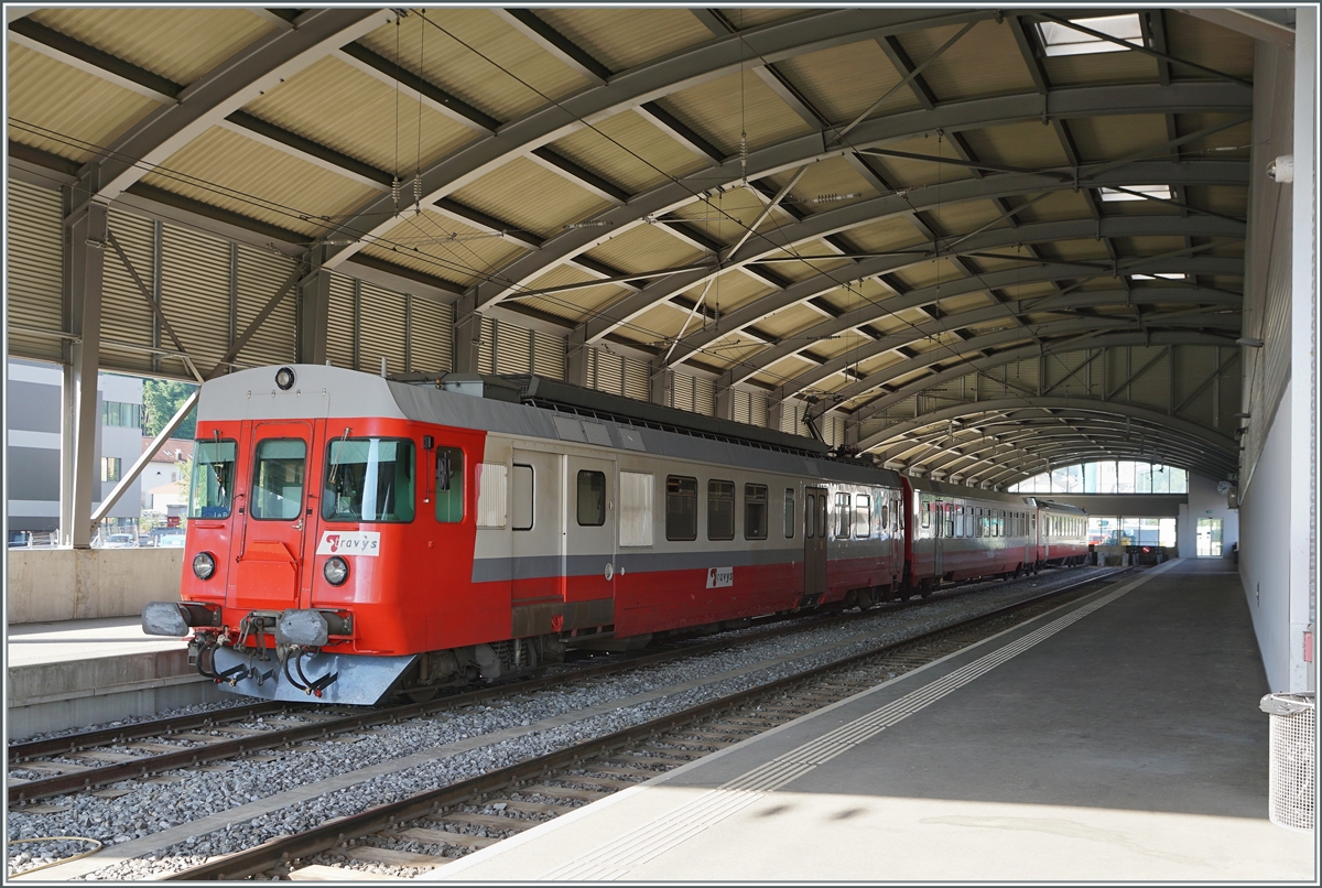 Nachdem der Regionalzug nach Vallorbe den Bahnhof von Le Brassus verlassen hat, ist der Blick frei auf den TRAVYS RBDe 567 174 (94 85 7567 174-8)  Fleurier  mit seinem B 536 (B 50 85 2035 536-5 CH-TVYS) und den ABt 375 (ABt 50 85 80 33 325-7), wobei wie schon einmal erwähnt, die Bahnhofshalle von Le Brassus mit äussert schwierigen Lichtverhältnissen aufwartet. Der Zug wird am Nachmittag als Regionalzug 6030 nach Vallorbe zurück fahren.

16. Juni 2022