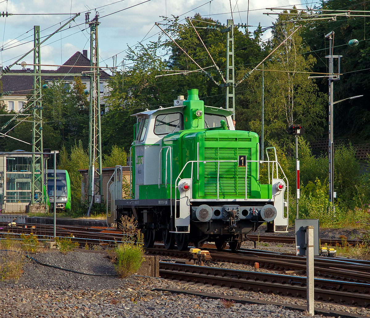 
Nachdem die SETG V60.01 (98 80 3361 234-8 D-SRA), ex DB V 60 1234, am 27.08.2020 mit einem Holzzug im Rbf Betzdorf (Sieg) abgestellt hat, fährt sie nun als Lz in Richtung Siegen.

Die V60 der schweren Bauart wurde 1963 von MaK unter der Fabriknummer 600470 gebaut und als V 60 1234 an die DB geliefert, 1968 erfolgte die Umzeichnung in 261 234-9, eine weitere Umzeichnung (nach Einstufung als Kleinlok) in 361 234-8 erfolgte 1987.

Nach der Ausmusterung 2001 bei der DB ging sie ans DB Museum, welches bis 2007 Eigentümerin war. 2007 ging sie an die ELV - Eisenbahn Logistik Vienenburg als V 60 234 (98 80 3361 234-8 D-ELV), bis sie 2017 an die SETG - Salzburger Eisenbahn Transport Logistik GmbH ging. Registriert ist sie unter D-SRA, das Halterkürzel steht für S-Rail GmbH, welche eine Tochtergesellschaft der SETG ist.
