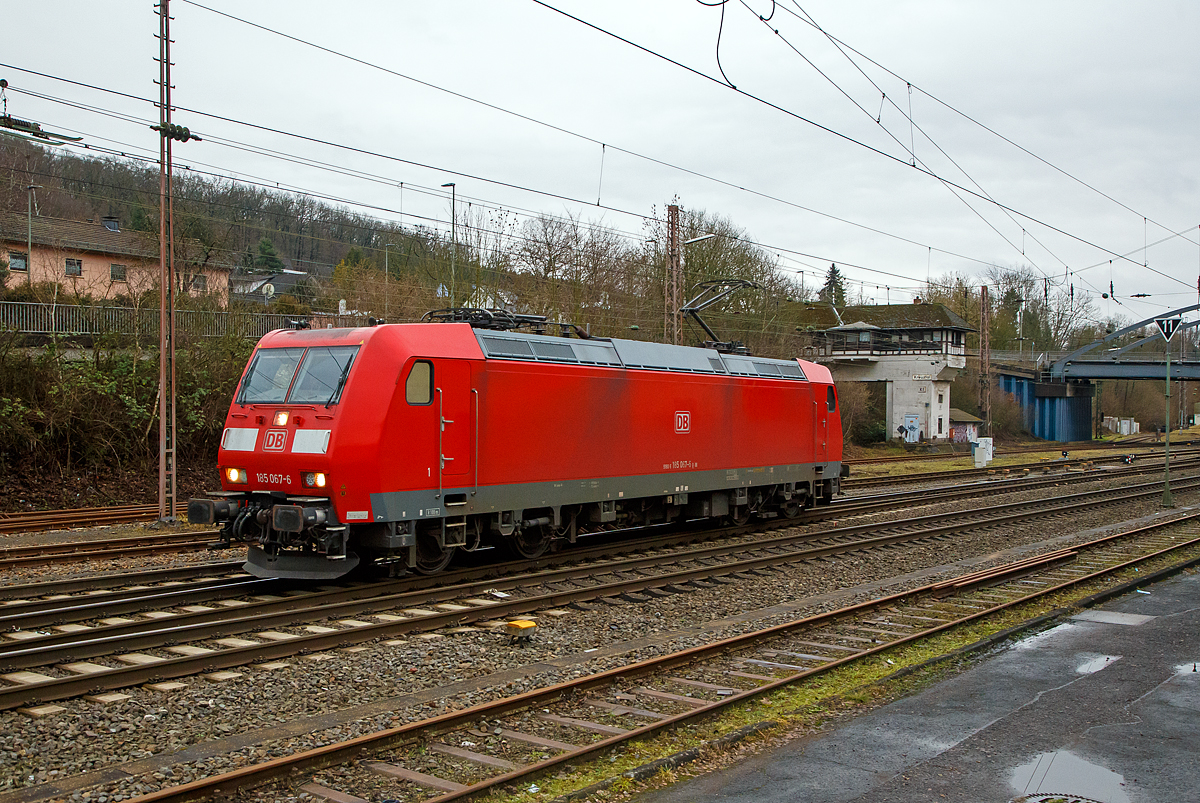 Nachdem sie am 29.12.2021 den langen Coilzug im Rbf Kreuztal abgestellt hat, fährt die 185 067-6 (91 80 6185 067-6 D-DB) der DB Cargo AG nun in die Abstellgruppe.

Die TRAXX F140 AC1 wurde 2002 bei Bombardier in Kassel unter der Fabriknummer 33475 gebaut.