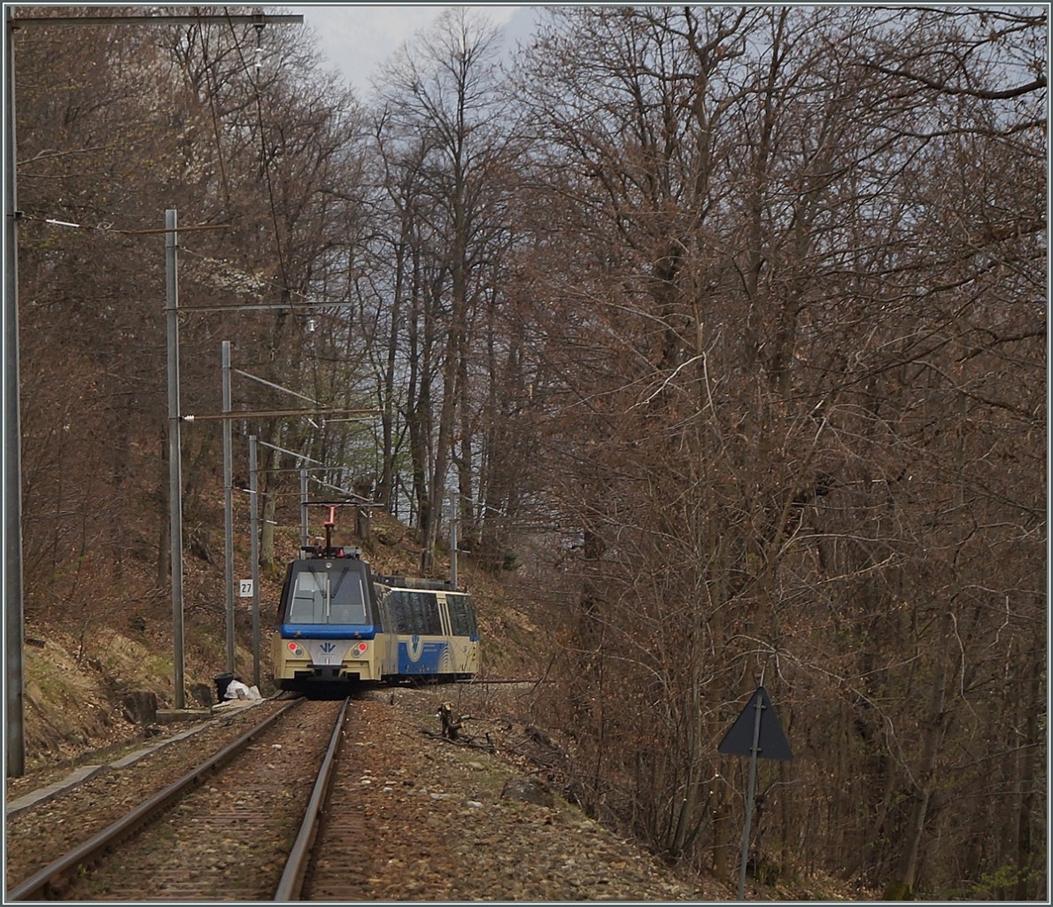 Nachschuss II auf den SSIF Treno Panoramico bei Verigo.
Standort: Bahn�bergang.
3. April 2014