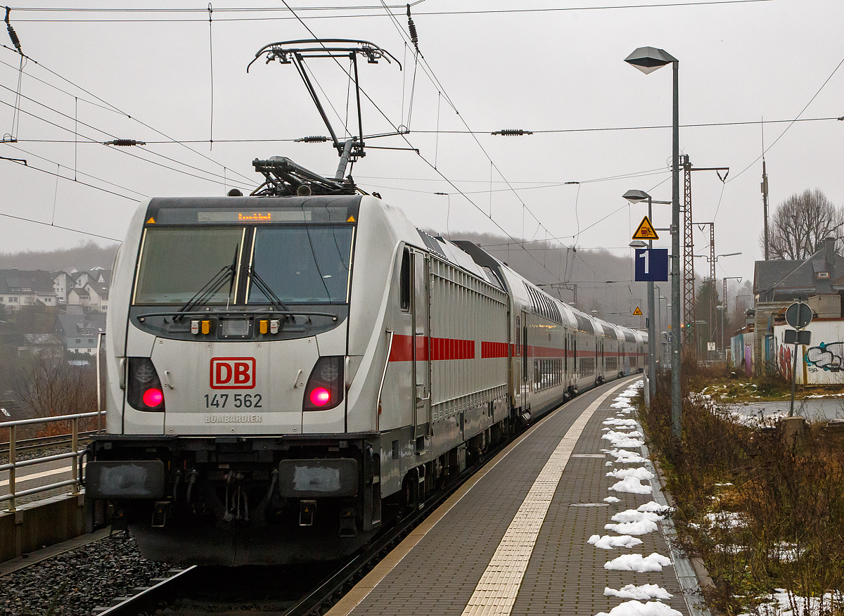 Nachschuss...
Geschoben von der 147 562 (91 80 6147 562-3 D-DB) DB Fernverkehr AG, f�hrt am 12.12.2021 der IC 2321 Siegen Hbf – Frankfurt am Main  Hbf, Steuerwagen voraus durch den Bf Rudersdorf (Kr. Siegen) in Richtung Frankfurt am Main.


Die TRAXX P160 AC3 wurde 2018 von Bombardier in Kassel gebaut und an die DB Fernverkehr AG geliefert. Sie hat die Zulassungen f�r Deutschland und die Schweiz, daher hat sie auch vier Stromabnehmer.

