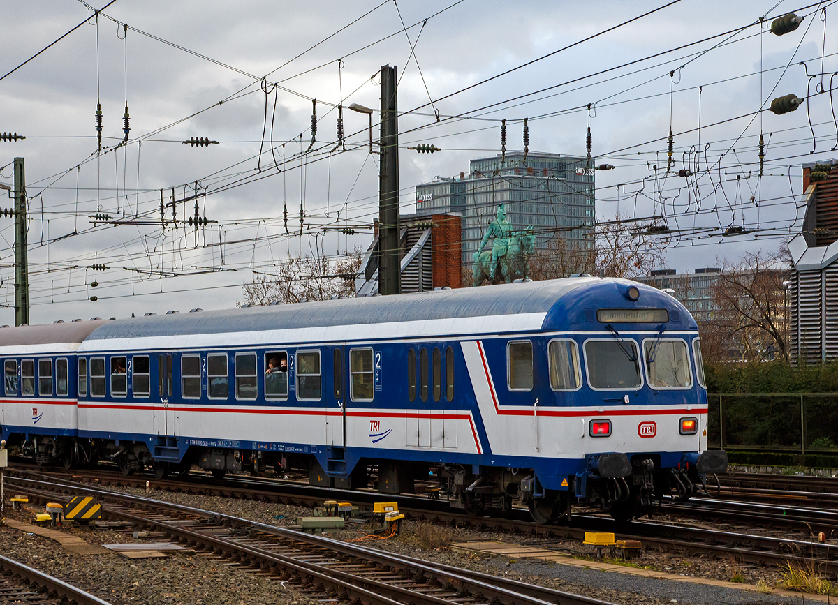 
Nahverkehrs-Steuerwagen 2. Klasse mit Gepäckfalttüren und Führerstand „Karlsruher Kopf“ (n-Wagen / ex Silberling) der Gattung Bnrdzf 463.0 (ex BDnrzf 740.2), D-TRAIN 50 80 82-34 241-3 der TRI Train Rental GmbH, am 22.12.2018 bei der Ausfahrt aus den Hbf Köln.

Die ursprüngliche Wagen (BDnrzf 740.2) wurde zwischen 1972 und 1977 vom AW Karlsruhe gebaut.

TECHNISCHE DATEN:
Spurweite: 1.435 mm
Länge über Puffer: 26.400 mm
Wagenkastenlänge: 26.100 mm
Wagenkastenbreite:  2.825 mm
Höhe über Schienenoberkante: 4.050 mm
Drehzapfenabstand: 19.000 mm
Achsstand im Drehgestell: 2.500 mm
Drehgestellbauart:  Minden-Deutz 432
Leergewicht:  31 t
Höchstgeschwindigkeit:  140 km/h
Sitzplätze: 64 in der 2. Klasse sowie 16 Klappsitze 
Abteile:  2 Großräume 2. Klasse und1 Mehrzweckraum (ehemals Gepäckraum)
Toiletten:  keine
Zulassung: Deutschland, Österreich, Schweiz
Bemerkungen: Design Hannover; Gepäckfalttüren
