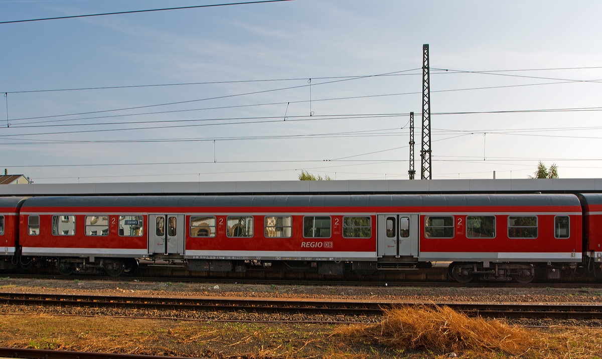 Nahverkehrswagen 2. Klasse (ex Halberst�dter Mitteleinstiegswagen) D-DB 50 80 21-33 116-2 Byz 439.4 am 24.08.2013 im Hbf Eisennach.
Diese die Ursprungsausf�hrung dieser Wagen wurden von der DR in den 1970er und 1980er Jahren im Raw Halberstadt hergestellt

Technische Daten:
Zul�ssige H�chstgeschwindigkeit: 140km/h
L�nge �ber Puffer: 26,4 m
Leergewicht: 41 t

