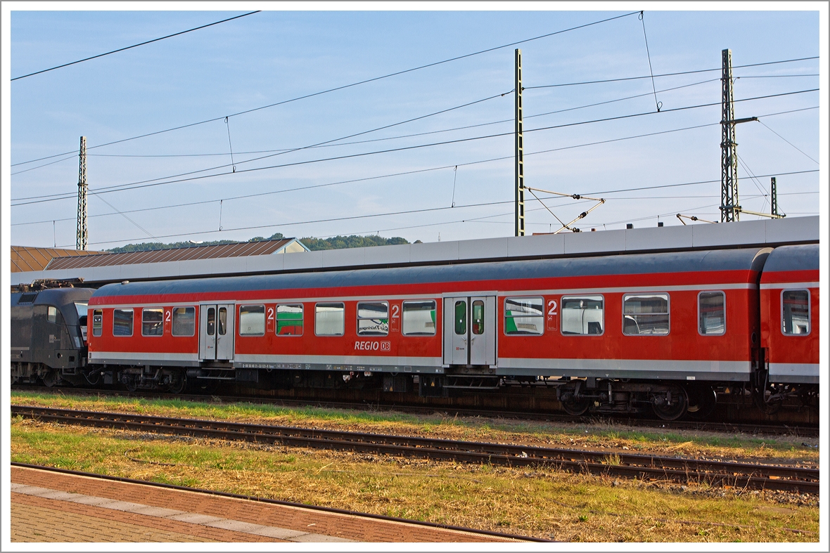 Nahverkehrswagen 2. Klasse (ex Halberstädter Mitteleinstiegswagen) D-DB 50 80 21-33 116-2 Byz 439.4 am 24.08.2013 im Hbf Eisennach.

Diese die Urspungsausführung dieser Wagen wurden von der DR in den 1970er und 1980er Jahren im Raw Halberstadt hergestellt.

Technische Daten:
Zulässige Höchstgeschwindigkeit: 140km/h
Länge über Puffer: 26,4 m
Leergewicht: 41 t