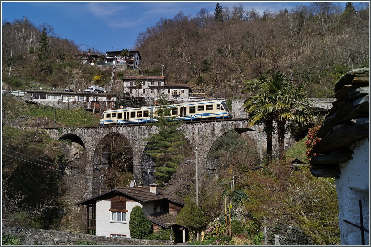 Neben der bekannte Brücke bei Intragna gibt es ein paar hundert Meter später auch dieses schöne Viadukt zu bewundern, welches gerade vom FART Regionlazug 309 befahren wird.
20. März 2014