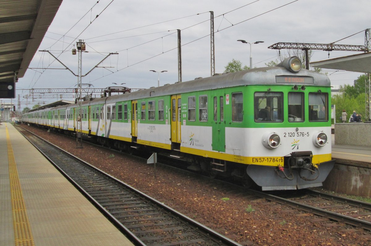 Neben zwei Modernisierungvarianten fahrt bei der SKM auch die n�r farblich renovierter Version der EN57 wie EN57-1784 in Warszawa Wschodnia am 2 Mai 2016.