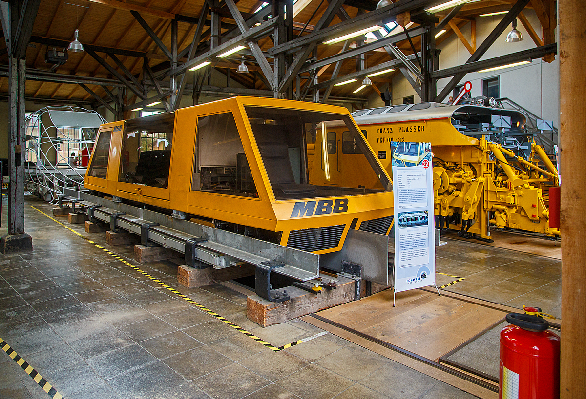 Nein kein Flugzeug oder Hubschrauber....
Die MBB Messerschmitt-Bölkow-Blohm GmbH (heute Airbus Group) baute nicht nur Flugzeuge, sondern war auch an der Entwicklung des Transrapid und des InterCityExperimental entscheidend beteiligt. Hier am 11.09.2022 in der Lokwelt Freilassing das MBB Demonstrationsfahrzeug (Prinzipfahrzeug Transrapid). 

Die Vorgeschichte des Transrapids begann in den Jahren 1969 und 1970 mit einer ersten Studie und dem Beginn der Forschungsförderung. Zunächst wurden Kurzstatorvarianten untersucht. Als Nachteil wurden hierbei die an der Strecke in voller Länge montierten Stromschienen bewertet. MBB stellte am 6. Mai 1971 in Ottobrunn bei München diesen Demonstrator für die Personenbeförderung vor, es ist heute in der Lokwelt Freilassing ausgestellt. 

Dieses Prinzipfahrzeug der MBB war das erste größere Magnetschwebefahrzeug der Welt, mit dem auch Personen befördert werden konnten. 1971 fuhr das Fahrzeug auf einer 660 m langen Teststrecke in Ottobrunn. Getragen und geführt von elektrisch geregelten Elektromagneten, bewegte sich das Fahrzeug ohne Berührung mit der Fahrbahn. Der Antrieb erfolgte durch einen Linearmotor, dessen Prinzip vom Drehstrommotor abgeleitet wurde.

TECHNISCHE DATEN:
Länge: 7.600 mm
Breite: 2.730 mm
Höhe: 2.300 mm
Gewicht: 5.200 kg
Leistung: 200 kW
Geschwindigkeit: 90 km/h
Schwebehöhe: 10 mm

Im gleichen Jahr präsentierte das Unternehmen Krauss-Maffei auf der eigenen Teststrecke in München-Allach den Transrapid 02, womit der Name für alle nachfolgenden Fahrzeuge geboren war.

