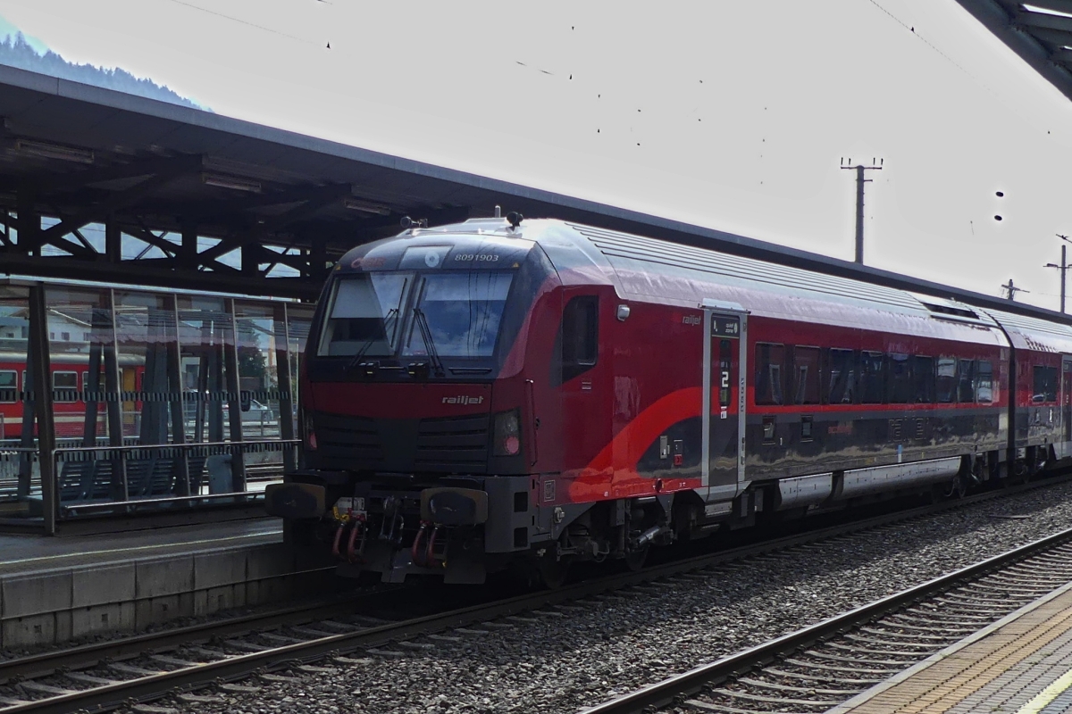 Nein, keine neue Lok für den ÖBB Railjet, es ist die Front der Steuerwagen der Neuen Railjet Generation, welcher aussieht wie eine Lok, gesehen am Ende des Zuges in Richtung Innsbruck, im Bahnhof von Jenbach. 08.2024 
Bezeichnung: A-ÖBB 73 81 19-91 1 xx-x Ampz, / Endwagen 809 1903 mit Ruhezone; First Class / Business Class mit 55 Sitzplätzen.
