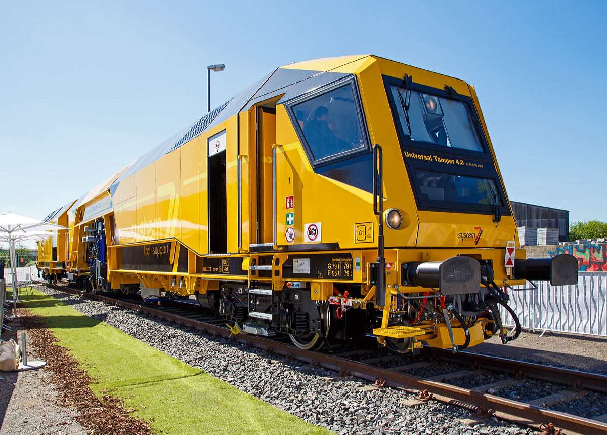 Neu auf dem Gleisbau-Markt....
Die Universal-Stopfmaschine S7 PLS 16 4.0-S bzw. Universal Tamper 4.0 S7 PLS 16 4.0-S, eine Universalstopfmaschine f�r Weichen und Strecken, der system7 - railsupport GmbH (A-4664 Oberweis), pr�sentiert auf der iaf 2017 in M�nster (am 01.06.2017).

TECHNISCHE DATEN :
Spurweite: 1.435 mm
Lichtraumprofil: G1
L�nge �ber Puffer : 32.635 mm
Drehgestelle : 3 � 2 Achsen
Achsabstand im Drehgestell: 1.800 mm
Gewicht ca. 104,7 t 
H�chstgeschwindigkeit (Eigenfahrt): 100 km/h
Raddurchmesser (neu): 920 mm
Kleister befahrbarer Gleisbogen: R = 100 m