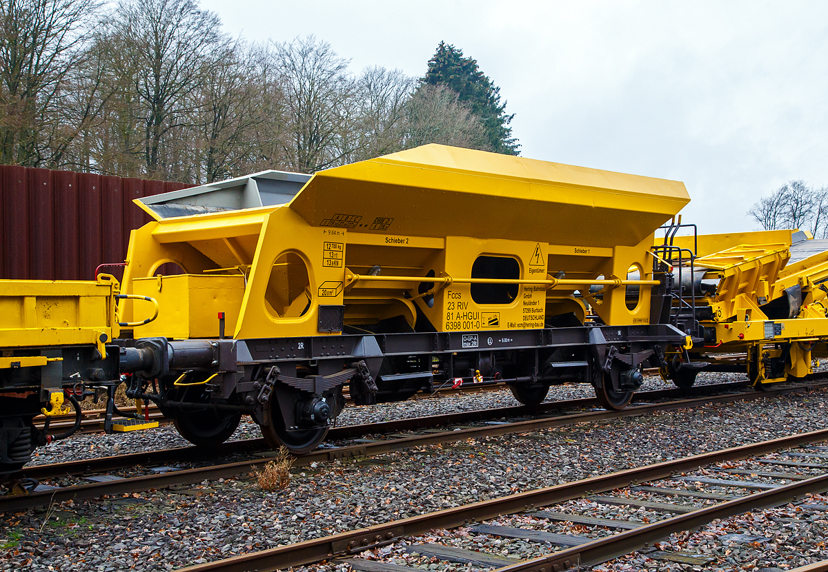 Neu im Programm bei HERING Bahnbau: Das Allroundtalent die „Schotterbiene“ der HERING Bau (hier noch nicht fertig Lackiert).

Der Sch�ttgutwagen mit dosierbarer Schwerkraftentladung, 23 81 6398 001-0 A-HGUI, der Gattung Fccs, der HERING Bahnbau GmbH (Burbach), ist am 20.12.2020 auf dem Betriebshof der Westerwaldbahn (WEBA) auf der Bindweide bei Steinebach/Sieg abgestellt.

Der Wagen wurde 1981 von der SGP - Simmering-Graz-Pauker AG im Werk Graz unter der Fabriknummer 76129 gebaut. Zus�tzlich war noch „�BB.573.3.945“ �ber dem Fabrikschild eingeschlagen, so war der Ursprung des Wagens wohl die �BB. Hier in der Werkstatt der Westerwaldbahn wurde der Wagen im Dezember 2020 abge�ndert und zur Schotterbiene“ umgebaut. An der Bedienb�hne gegen�berliegende Stirnseite wurde oben gro�z�gig ein St�ck entfernt. So ist es nun m�glich den Wagen mittels einem F�rderband einer Materialf�rder- und Siloeinheiten MFS oder Beladestation BLS 2000 zu beladen Warum die HERING Bahnbau in �sterreich eingestellt hat ist mir nicht ganz klar, vielleicht ist es dort einfacher oder weil der Wagen aus �sterreich stammt.

Bedeutung der Gattung Fccs:
F = Offener G�terwagen in Sonderbauart
cc = dosierbare Schwerkraftentladung, wahlweise zweiseitig, tiefliegend (kleiner 70 cm �ber Schienenoberkante, und somit keine Entladung auf F�rdereinrichtungen m�glich)
s = zugelassen f�r Z�ge bis 100 km/h

Mit der „Schotterbiene“ von HERING in Verbindung mit einer MFS-Einheit kann Schotter als F�llschotter, Oberschotter oder Stopfschotter im Gleis sicher, effizient und leise eingebaut werden. Dabei wird im Schottervorgang der zuvor in die MFS-Wagen aufgebunkerte Schotter in den Schottertrichter des Trichterwagens vor Kopf gef�rdert.

Bei den offenen Selbstentladewagen hat der Laderaum die Form zweier nebeneinander stehenden Trichtern der Entladevorgang erfolgt �ber die Schwerkraft des Ladegutes. Zwei Auslauf�ffnungen mit Drehscheiben erm�glicht die restlose Entladung des Wagens. Die Menge ist regulierbar, so wie es zum Beispiel beim Einschottern erforderlich ist. �ber vier unabh�ngig voneinander verstellbare Lenkbleche wird der Schotter danach ins Arbeitsgleis gelenkt und abgelassen. Sowohl zwischen den Schienen im Innenbereich als auch au�erhalb der Schienen kann Schotter, auch gleichzeitig, abgelassen werden. Die Bedienung des Wagens erfolgt manuell, von der stirnseitigen Bedienungsb�hne. Die Drehschieber k�nnen einzeln ge�ffnet, reguliert und geschlossen werden. Der Arbeitsbereich ist gut ausgeleuchtet. Beide Trichter sind innen mit einem Gummibelag ausgekleidet, was eine maximale reduzierte Ger�uschemission beim Ablassen des Schotters erm�glicht. Selbstverst�ndlich kann die Schotterbiene auch als �blicher Schotterwagen verwendet werden!

TECHNISCHE DATEN:
Hersteller: SGP - Simmering-Graz-Pauker AG im Werk Graz
Baujahr/Fabriknummer: 1981 / 76129
Umbau: 2020 durch WEBA
Gattung: Fccs   Schotterbiene 
Spurweite: 1.435 mm (Normalspur)
Achsanzahl: 2
L�nge �ber Puffer: 9.640 mm
Achsabstand: 6.000 mm
Zulade Volumen: 20 m�
Eigengewicht: 12.700 kg
Max. Zuladung: 27,0 t (ab Streckenklasse C) / �BB 28,5 t bei D
H�chstgeschwindigkeit: 100 km/h
Bremse: O – GP – A (max. 28 t) (LL)
Intern. Verwendungsf�higkeit: RIV

Quelle: HERING Bahnbau (der Verwendungsart), Daten laut Anschriften

