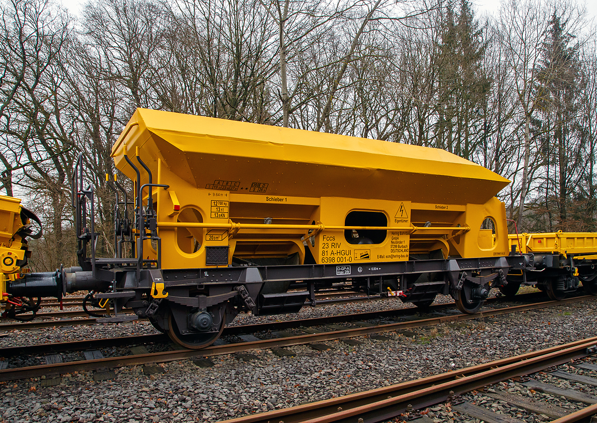 Neu im Programm bei HERING Bahnbau: Das Allroundtalent die „Schotterbiene“ der HERING Bau (hier noch nicht fertig Lackiert).

Der Sch�ttgutwagen mit dosierbarer Schwerkraftentladung, 23 81 6398 001-0 A-HGUI, der Gattung Fccs, der HERING Bahnbau GmbH (Burbach), ist am 20.12.2020 auf dem Betriebshof der Westerwaldbahn (WEBA) auf der Bindweide bei Steinebach/Sieg abgestellt.

Der Wagen wurde 1981 von der SGP - Simmering-Graz-Pauker AG im Werk Graz unter der Fabriknummer 76129 gebaut. Zus�tzlich war noch „�BB.573.3.945“ �ber dem Fabrikschild eingeschlagen, so war der Ursprung des Wagens wohl die �BB. Hier in der Werkstatt der Westerwaldbahn wurde der Wagen im Dezember 2020 abge�ndert und zur Schotterbiene“ umgebaut. An der Bedienb�hne gegen�berliegende Stirnseite wurde oben gro�z�gig ein St�ck entfernt. So ist es nun m�glich den Wagen mittels einem F�rderband einer Materialf�rder- und Siloeinheiten MFS oder Beladestation BLS 2000 zu beladen Warum die HERING Bahnbau in �sterreich eingestellt hat ist mir nicht ganz klar, vielleicht ist es dort einfacher oder weil der Wagen aus �sterreich stammt.

Bedeutung der Gattung Fccs:
F = Offener G�terwagen in Sonderbauart
cc = dosierbare Schwerkraftentladung, wahlweise zweiseitig, tiefliegend (kleiner 70 cm �ber Schienenoberkante, und somit keine Entladung auf F�rdereinrichtungen m�glich)
s = zugelassen f�r Z�ge bis 100 km/h

Mit der „Schotterbiene“ von HERING in Verbindung mit einer MFS-Einheit kann Schotter als F�llschotter, Oberschotter oder Stopfschotter im Gleis sicher, effizient und leise eingebaut werden. Dabei wird im Schottervorgang der zuvor in die MFS-Wagen aufgebunkerte Schotter in den Schottertrichter des Trichterwagens vor Kopf gef�rdert.

Bei den offenen Selbstentladewagen hat der Laderaum die Form zweier nebeneinander stehenden Trichtern der Entladevorgang erfolgt �ber die Schwerkraft des Ladegutes. Zwei Auslauf�ffnungen mit Drehscheiben erm�glicht die restlose Entladung des Wagens. Die Menge ist regulierbar, so wie es zum Beispiel beim Einschottern erforderlich ist. �ber vier unabh�ngig voneinander verstellbare Lenkbleche wird der Schotter danach ins Arbeitsgleis gelenkt und abgelassen. Sowohl zwischen den Schienen im Innenbereich als auch au�erhalb der Schienen kann Schotter, auch gleichzeitig, abgelassen werden. Die Bedienung des Wagens erfolgt manuell, von der stirnseitigen Bedienungsb�hne. Die Drehschieber k�nnen einzeln ge�ffnet, reguliert und geschlossen werden. Der Arbeitsbereich ist gut ausgeleuchtet. Beide Trichter sind innen mit einem Gummibelag ausgekleidet, was eine maximale reduzierte Ger�uschemission beim Ablassen des Schotters erm�glicht. Selbstverst�ndlich kann die Schotterbiene auch als �blicher Schotterwagen verwendet werden!

TECHNISCHE DATEN:
Hersteller: SGP - Simmering-Graz-Pauker AG im Werk Graz
Baujahr/Fabriknummer: 1981 / 76129
Umbau: 2020 durch WEBA
Gattung: Fccs   Schotterbiene 
Spurweite: 1.435 mm (Normalspur)
Achsanzahl: 2
L�nge �ber Puffer: 9.640 mm
Achsabstand: 6.000 mm
Zulade Volumen: 20 m�
Eigengewicht: 12.700 kg
Max. Zuladung: 27,0 t (ab Streckenklasse C) / �BB 28,5 t bei D
H�chstgeschwindigkeit: 100 km/h
Bremse: O – GP – A (max. 28 t) (LL)
Intern. Verwendungsf�higkeit: RIV

Quelle: HERING Bahnbau (der Verwendungsart), Daten laut Anschriften

