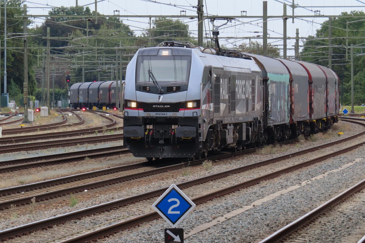 Neu ist der Stahlzug von Beverwijk nach Maastricht-Beatrixhaven, von RFO bef�rdert. Am 22 September 2024 treft RFO's neuling 2019 304 mit der Stahlzug in Sittard ein und wird 15 Minuten warten bis die ICs und Arriva RBs abgezogen sind, bevor er nach Maastricht fahrt. Bis Maastrichter Bahnhof wird elektrisch gefahren, die letzte Kilometer/Meile bis Maastricht-Beatrixhafen wird mit Diesel gemacht.