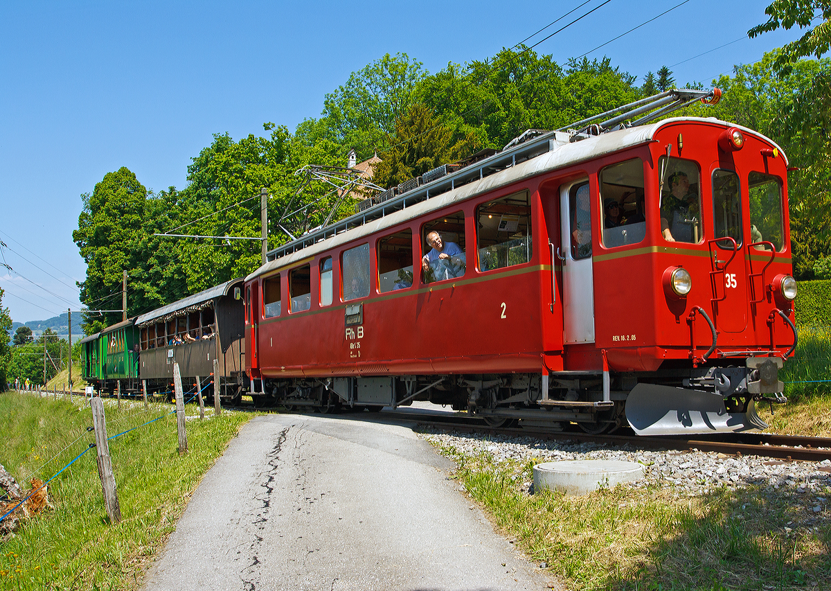 
Neubearbeitet und in 1200px.....
.Der ex RhB Triebwagen ABe 4/4 I No. 35 der Museumsbahn Blonay–Chamby, fährt am 27.05.2012 von Blonay, mit 3 angehängten Wagen (die Originalität etwas trüben) hinauf nach Chamby, hier bei Chaulin.

Der Triebwagen wurde 1908 Ursprünglich als BCe 4/4 10 von SIG / Alioth für die Berninabahn gebaut, 1943 übernahm die Rhätischen Bahn (RhB) die Berninabahn und ließ ihn 1949 in den heutigen ABe 4/4I No. 35 umbauen. Der Triebwagen hat eine Höchstgeschwindigkeit von 55 km/h und Dauerleistung 395 kW.