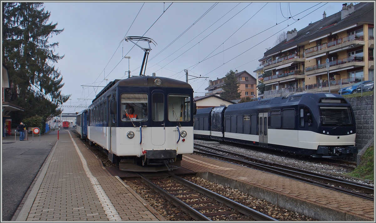 Neue Z�ge und neue Farben bei der MOB, bzw.  GoldenPass  in Chernex: Das 
Bipperlisi Be 4/4 1007 beim Man�ver und auf einem Abstellgleis wartet ein neuer SURF (S�rie Unifi�e Romande pour R�seau Ferr� m�trique) ABeh 2/6 auf seine Anschriften und Inbetriebnahme.
8. Dez. 2015