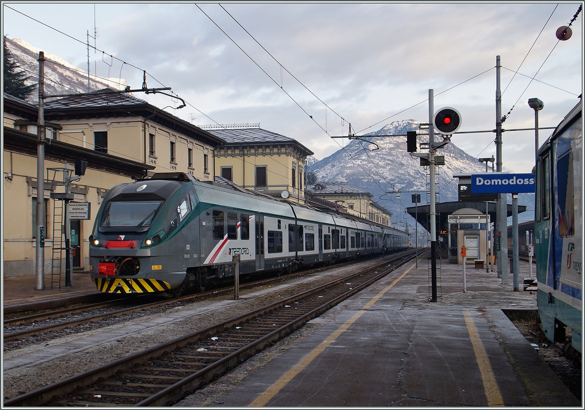 Neuerdings kommen in einigen Uml�ufen Trenord ETR 425 bis nach Domodossola. Hier warten zwei ETR 425 auf die Abfahrt als Regional-Express 2147 nach Milano.
8. Jan. 2016