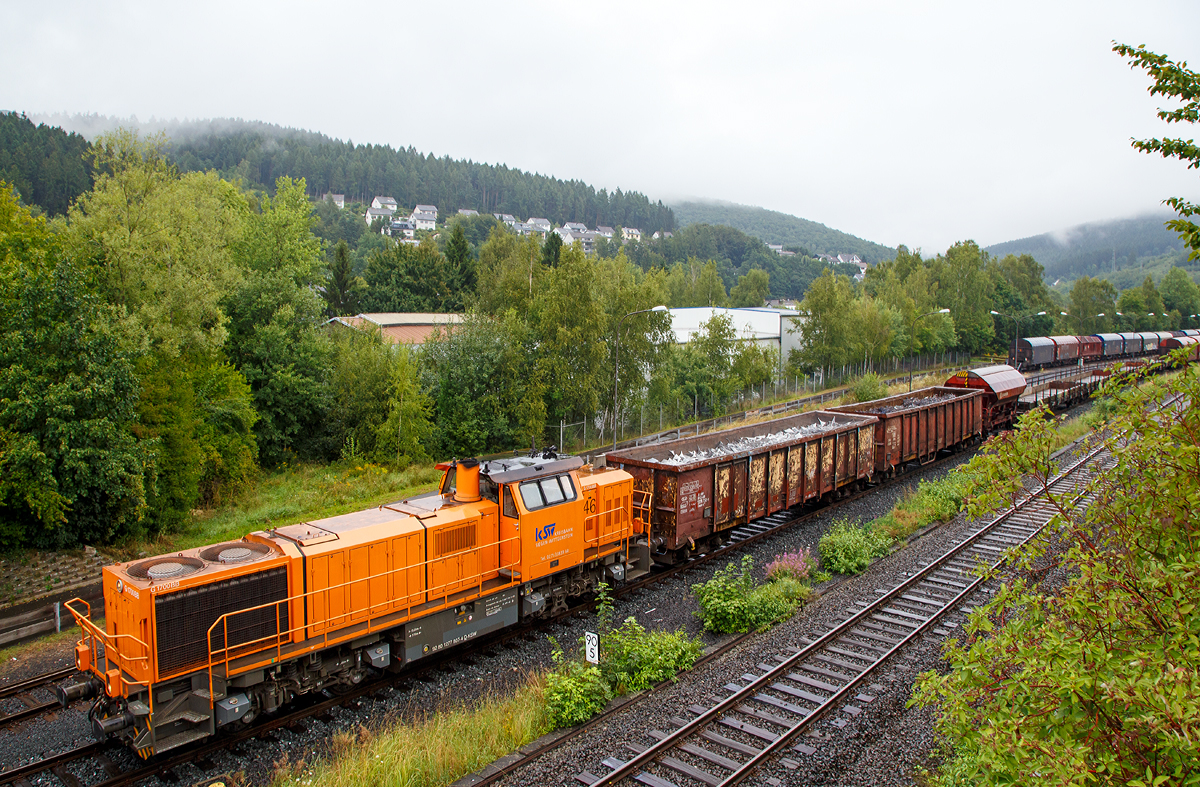 
Nicht bei bestem Wetter ist der Übergabezug fertig zusammen gestellt....
Die Lok 46 (277 807-4) der Kreisbahn Siegen-Wittgenstein (KSW) steht am 27.08.2015 mit einem Güterzug in Herdorf auf dem KSW-Rangierbahnhof zur Übergabefahrt nach Kreuztal via Betzdorf bereit. Die Lok ist Vossloh G 1700-2 BB (eingestellt als 92 80 1277 807-4 D-KSW), sie wurde 2008 unter der Fabrik-Nr. 5001680 gebaut.