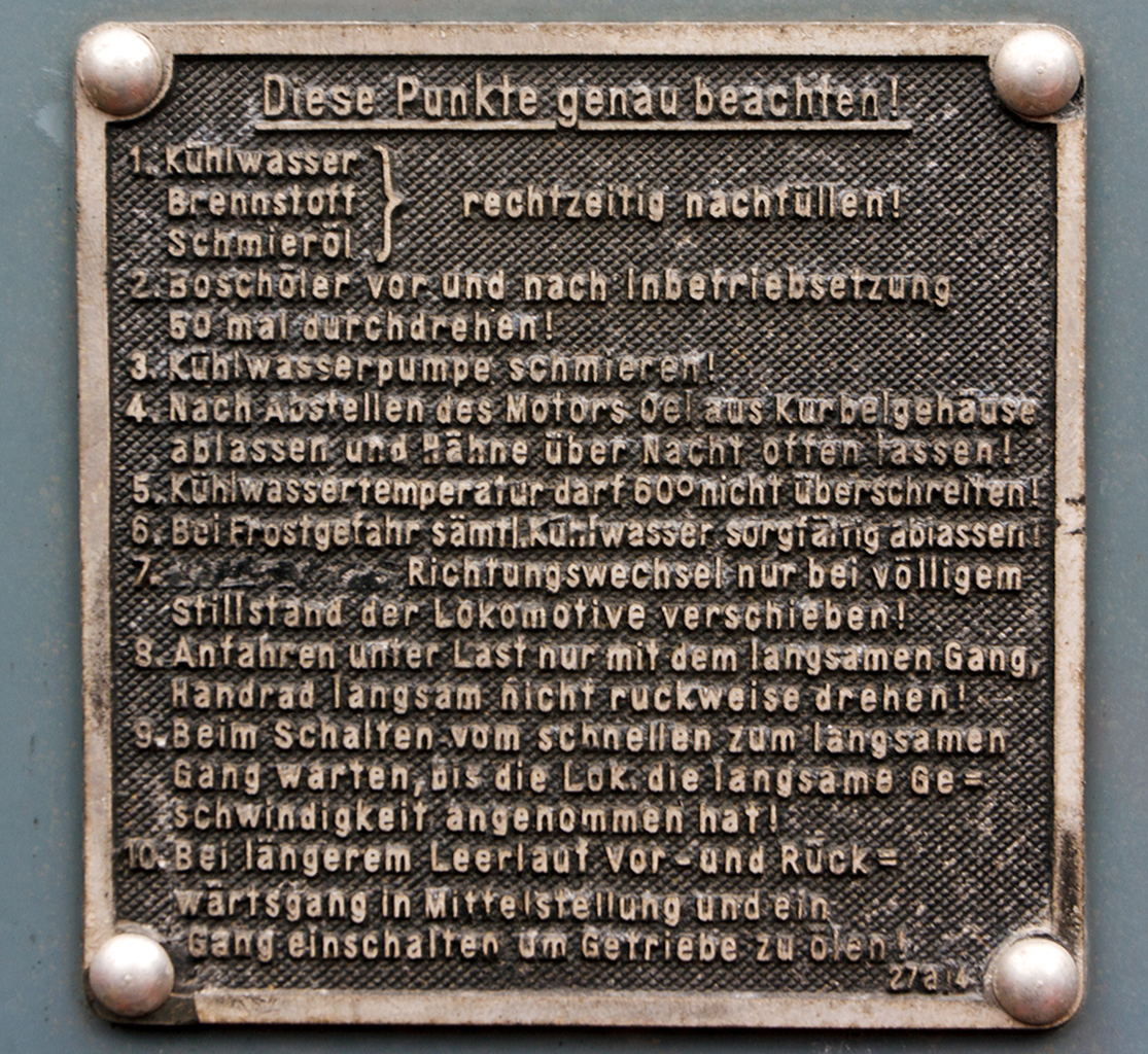 Nicht einfach nur den Z�ndschl�ssel rumdrehen......

Bedienungsanleitung ( Diese Punkte genau beachten ) am Jung-Rangiertraktor Kdl 02-01 (Jung 6975) am 28.04.2013 im Eisenbahnmuseum Darmstadt-Kranichstein. 

Zudem wird dieser Motor noch �ber eine Handkurbel angedreht ;-)