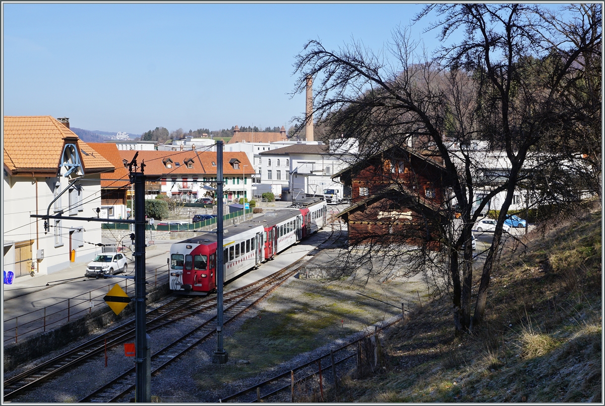 Nicht ganz einfach gestaltete sich die Idee, den TPF Meterspurzug mit Be 4/4 124, Bt 224 und ABt 223 im Zielbahnhof Broc Fabrique zwischen B�umen und Fahrleitungsmasten aufs Bild zu bekommen. Der  neue  Bahnhof, welcher dann wohl Z�ge von und nach Bern ankommen und abfahren sieht, d�rft wohl etwas weniger romantisch ausfallen. 

2. M�rz 2021