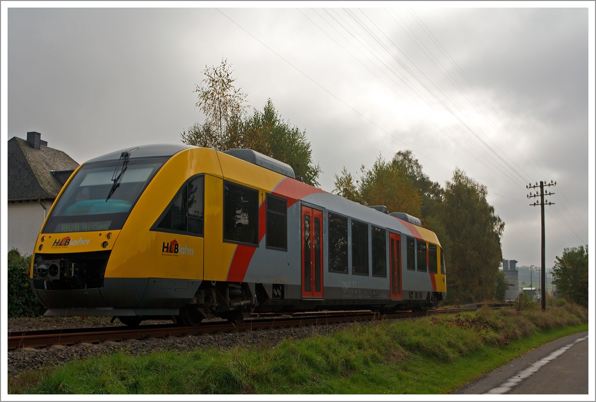 Nicht mehr im vectus-Outfit (gr�n-wei�), sondern schon im HLB-Outfit.....

Der Alstom Coradia LINT 27 - VT 208 ABp (95 80 0640 108-6 D-HLB) der HLB Hessenbahn, ist am 15.10.2013 vom Bahnhof Unnau-Korb in Richtung Au/Sieg losgefahren.

Er f�hrt als RB 28  Oberwesterwaldbahn   die Verbindung Limburg /Lahn - Hadamar – Westerburg – Hachenburg - Altenkirchen - Au (Sieg) auf der KBS 461 - Oberwesterwaldbahn .