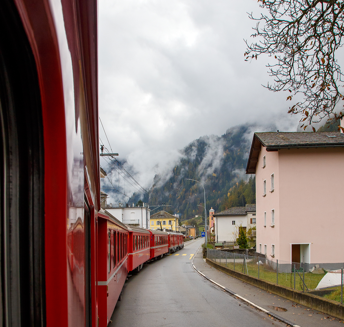 
Nicht nur in Tirano, sondern auch in Le Prese (im Puschlav) fahren die Züge der Berninabahn als Straßenbahn....
Geführt von den beiden RhB ABe 4/4 III Triebwagen Nr. 54  Hakone  und 53  Tirano  fährt am 02.11.2019 unser RhB Regionalzug nach Tirano durch Le Prese.
