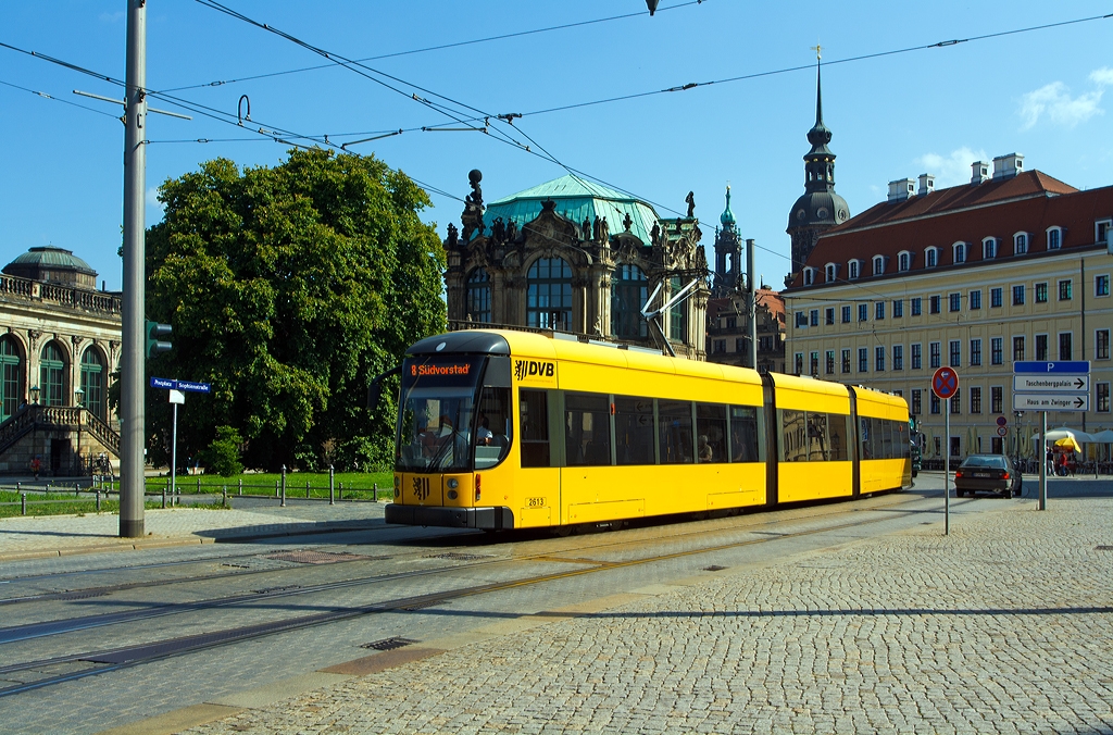 Niederflurgelenktriebwagen 2613 der Dresdner Verkehrsbetriebe AG (DVB) f�hrt am 27.8.2013 in Dresden  am Zwinger vorbei (Postplatz/ Sophienstra�e), hier als Linie 8 - S�dvorstadt. 
Der Treibwagen vom Typ NGT D 8 DD - ER (Niederflurgelenktriebwagen, Drehgestell, 8 Achsen, Typ Dresden, Einrichtungswagen bzw. f�r eine Fahrtrichtung) wurde 2007 von Bombardier Transportation in Bautzen gebaut. 
Die maximale Leistung von 6�85 kW = 510 kW bringen den 38,7 t schweren Triebwagen auf eine H�chstgeschwindigkeit von 70 km/h. Die Fahrzeugl�nge  betr�gt 30.040 mm.
 
