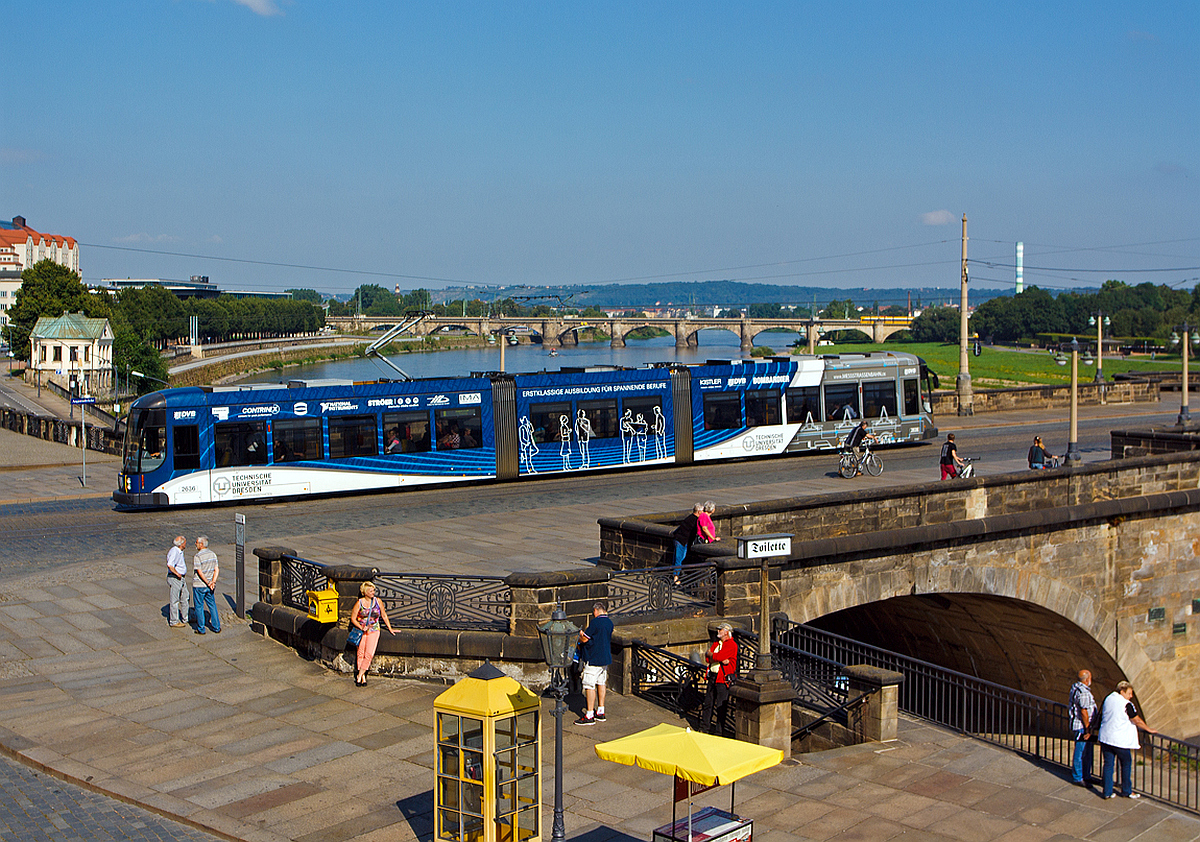 Niederflurgelenktriebwagen 2636 der Dresdner Verkehrsbetriebe AG (DVB) und zugleich Messstra�enbahn der DVB kommt am 27.08.2013 �ber die Augustusbr�cke in Dresden als Linie 8 (Hellerau - S�dvorstadt) �ber die Elbe.

Der Treibwagen vom Typ NGT D 8 DD - ER (Niederflurgelenktriebwagen, Drehgestell, 8 Achsen, Typ Dresden, Einrichtungswagen bzw. f�r eine Fahrtrichtung) wurde 2008/9 von Bombardier Transportation in Bautzen gebaut. Dieser Wagen ist auch zugleich Dresdens Messstra�enbahn, und zeichnet bei den Fahrten Messwerte auf. Es wird aber ohne Einschr�nkung als im normalen Passagiereinsatz verwendet und ist au�er der auff�lligen Au�engestaltung ist er f�r den Fahrgast nicht von den anderen Fahrzeugen zu unterscheiden.

Die maximale Leistung von 6�85 kW = 510 kW bringen den 38,7 t schweren Triebwagen auf eine H�chstgeschwindigkeit von 70 km/h.  Die Wagen sind 30,04 Meter lang und damit die k�rzesten Niederflurbahnen in Dresden. Sie bestehen aus drei Fahrzeugmodulen, die denen vom Typ NGT D12DD �hneln. Das erste und das letzte Modul ruht auf jeweils zwei Drehgestellen und ist jeweils mit einer elektromechanisch betriebenen Doppelau�enschwenkschiebet�r ausgestattet. Angetrieben werden die Fahrzeuge von insgesamt drei Triebdrehgestellen (zwei im ersten Modul und eines am Ende des letzten Moduls), welche �ber eine Leistung von je 2�85 kW verf�gen. Der Triebwagen verf�gt �ber das kleinste (und damit beste) Leistungsgewicht aller Bahnen in Dresden. Verbunden sind sie mit einem Zwischenmodul (S�nfte), welches �ber zwei T�ren verf�gt.

�brigens das Dresdner Stra�enbahnnetz hat die Sonderspurbreite von 1.450 mm.