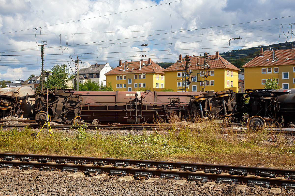 
Niederlahnstein: Am Sonntagabend des 30.08.2020 gegen 18:40 Uhr kam es mitten im Bahnhof Niederlahnstein zu einem Unglück, ein mit Diesel beladener Kesselwagenzug entgleiste aus noch unbekannter Ursache. Verletzt wurde glücklicherweise keiner. Die Feuerwehr hat bereits das Diesel aus allen umgekippten bzw. leckgeschlagenen Wagen abgepumpt und abtransportiert.
Die Aufräumarbeiten sind im vollen Gange, hier am 02.09.2020 
