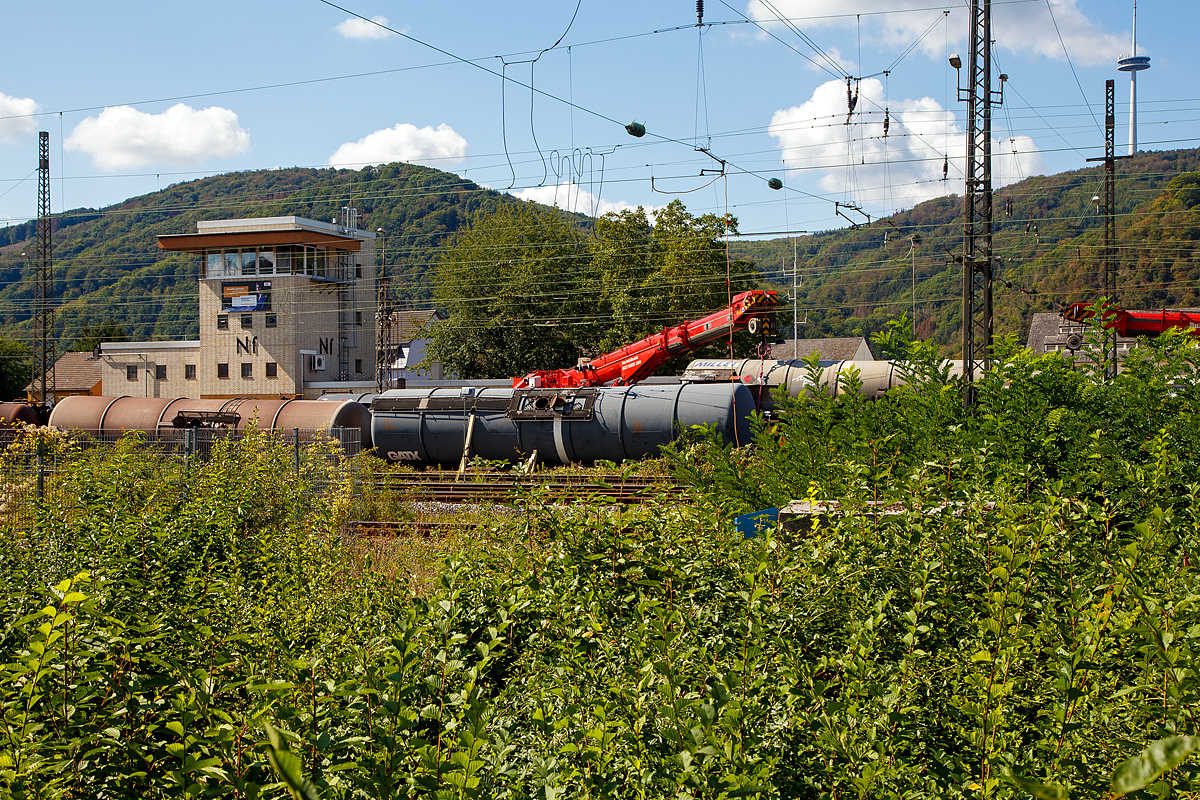 
Niederlahnstein: Am Sonntagabend des 30.08.2020 gegen 18:40 Uhr kam es mitten im Bahnhof Niederlahnstein zu einem Unglück, ein mit Diesel beladener Kesselwagenzug entgleiste aus noch unbekannter Ursache. Verletzt wurde glücklicherweise keiner. Die Feuerwehr hat bereits das Diesel aus allen umgekippten bzw. leckgeschlagenen Wagen abgepumpt und abtransportiert.
Die Aufräumarbeiten sind im vollen Gange, hier am 02.09.2020 
