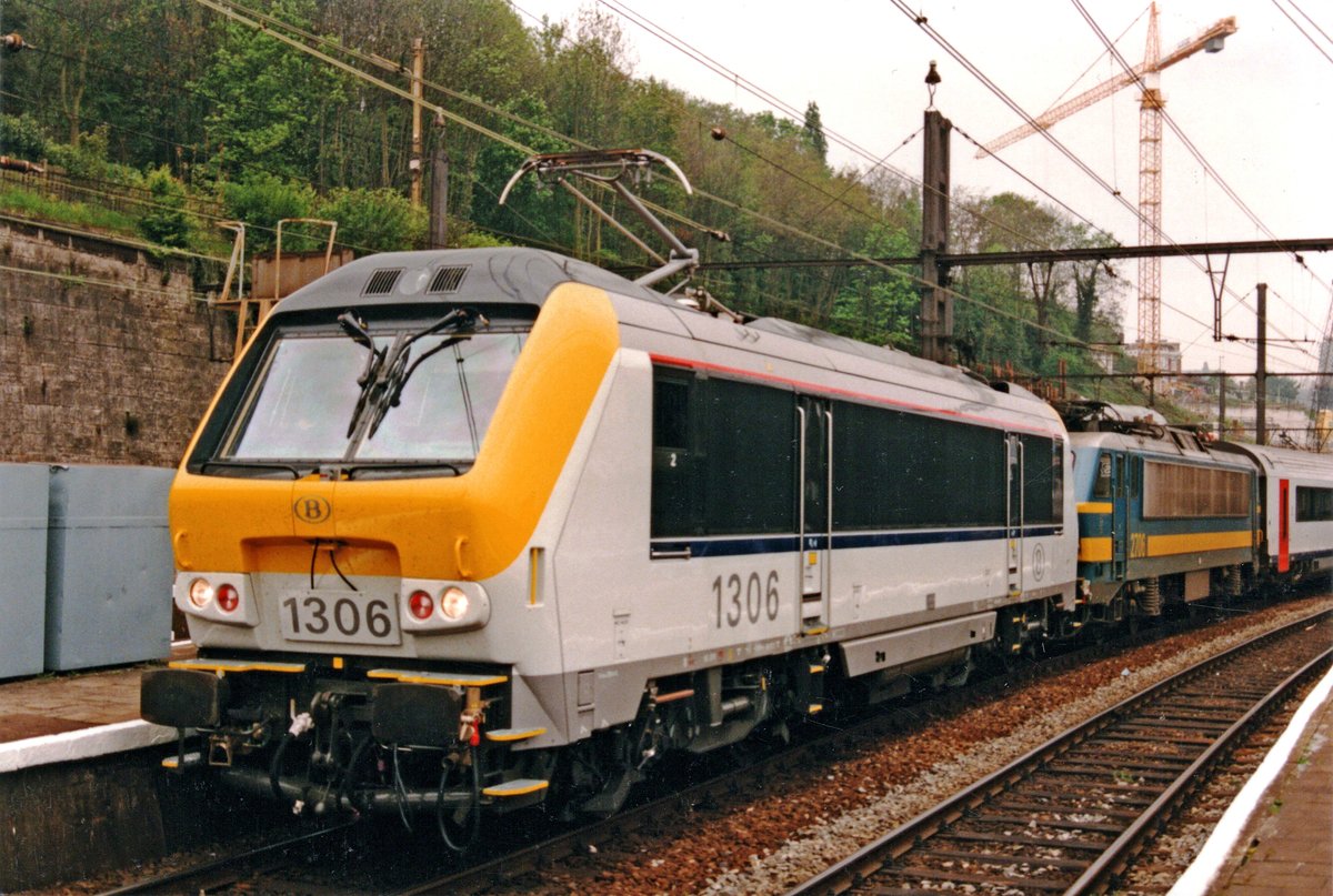 NMBS 1306 wird am 4 Augustus 1999 in Lüttich-Guilemins probeweise bevor ein IC nach Eupen eingesetzt. 