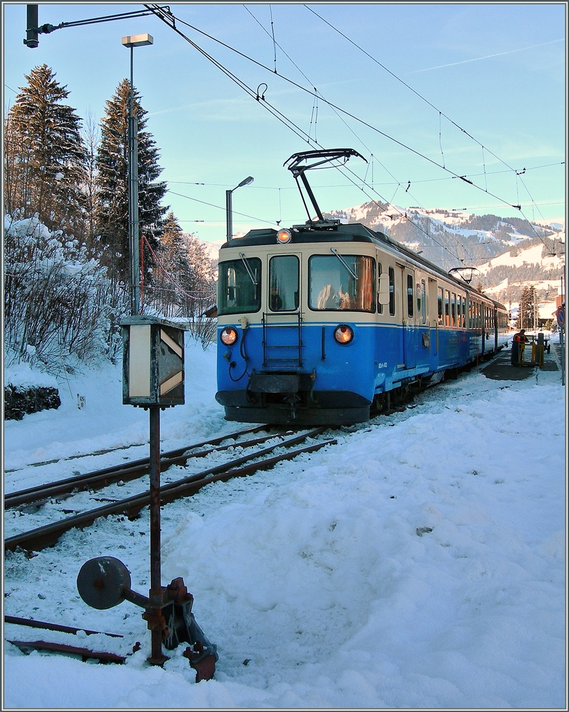 Noch im alten Bahnhof von Gstaad konnte dieser Richtung Zweisimmen ausfahrende ABDe 8/8 fotografiert werden.
28. Dez. 2007