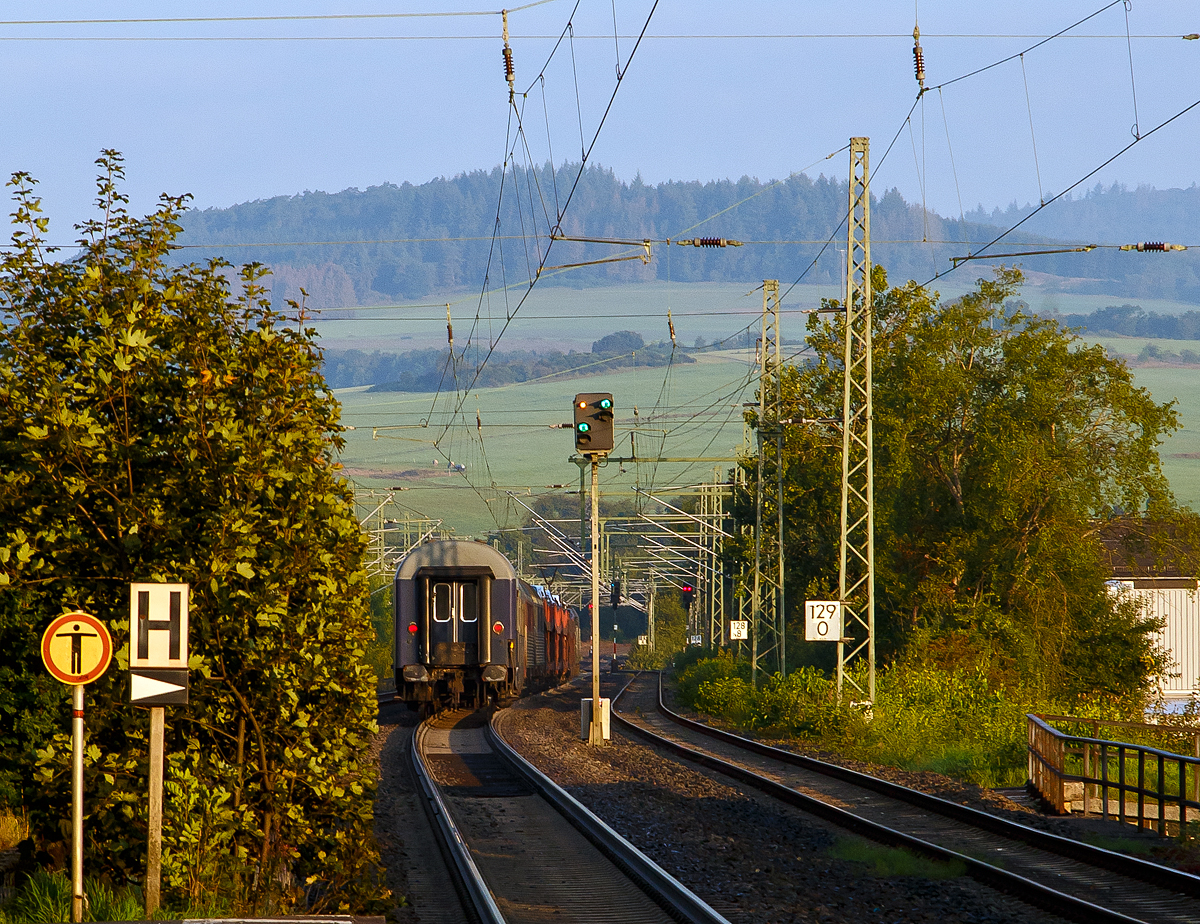 Noch ein Nachschuss auf den Nacht- und Autoreisezug Urlaubs-Express der Unternehmensgruppe Train4you dem UEx Night Verona – Düsseldorf (UEx 1384) der am Sonntagmorgen, dem 05.09.2021 durch Haiger in Richtung Siegen fuhr. Zuglok war die MREC – Dispolok E 189-909 / Siemens ES 64 F4 – 009 (91 80 6189 909-5 D-DISPO - Class 189-VE). Der Zug hält auch in Siegen und fährt dann über die Siegstrecke. Autoverladungen finden aber nur in den Endbahnhöfen Verona und Düsseldorf statt.