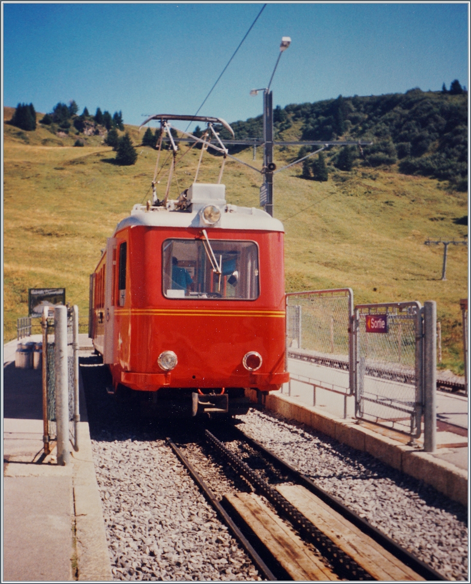 Noch einmal ein Bild dieses BVB BDeh 2/4  Flèche  nach der Ankunft auf dem Col-de-Bretaye. 

Analogbild vom Sept. 1994