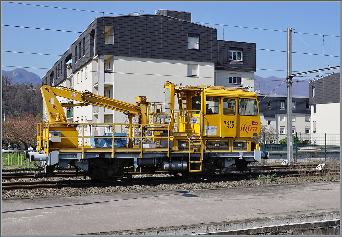 Noch einmal, etwas fokusiert, der in Aix-les-Bains-le-Revard stehende SNCF INFRA 7 355. 

22. M�rz 2022