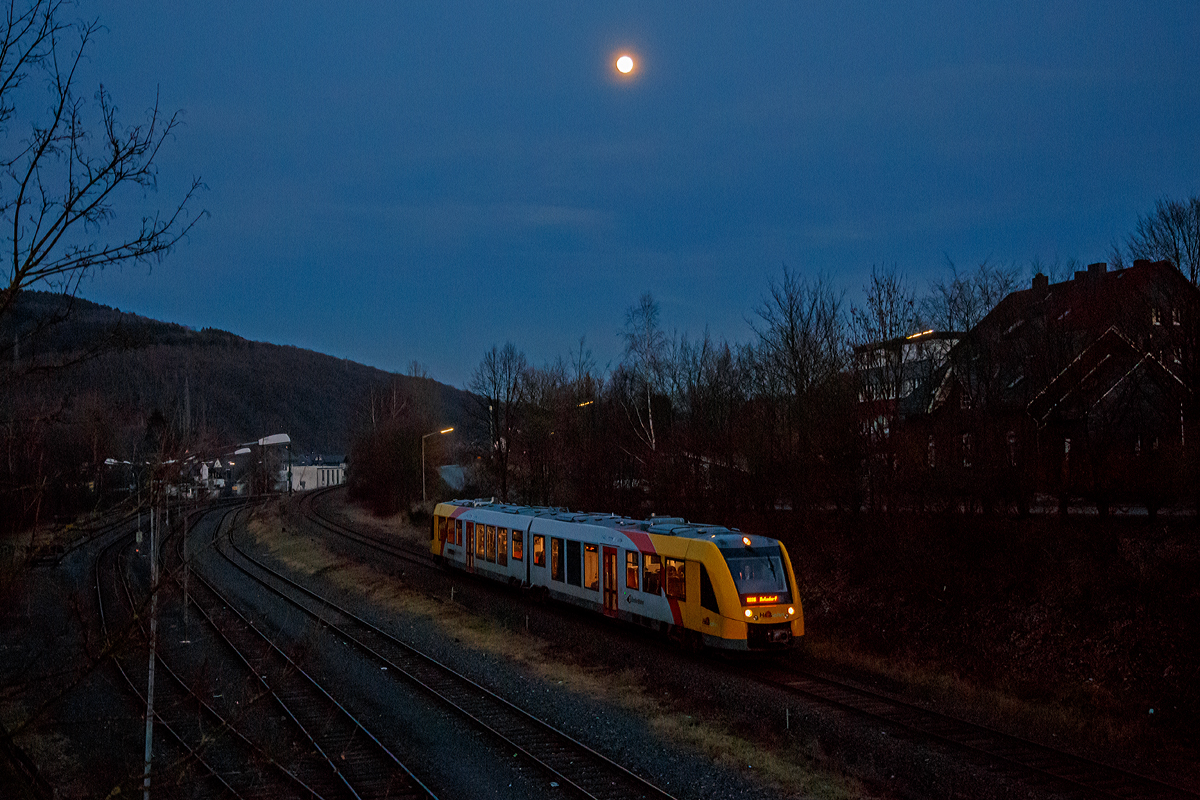 
Noch ist er lnicht ganz voll.....
Ein Alstom Coradia LINT 41 neue Generation der HLB (Hessische Landesbahn GmbH) erreicht am 18.02.2019 als RB 96  Hellertalbahn  bald den Bahnhof Herdorf. 