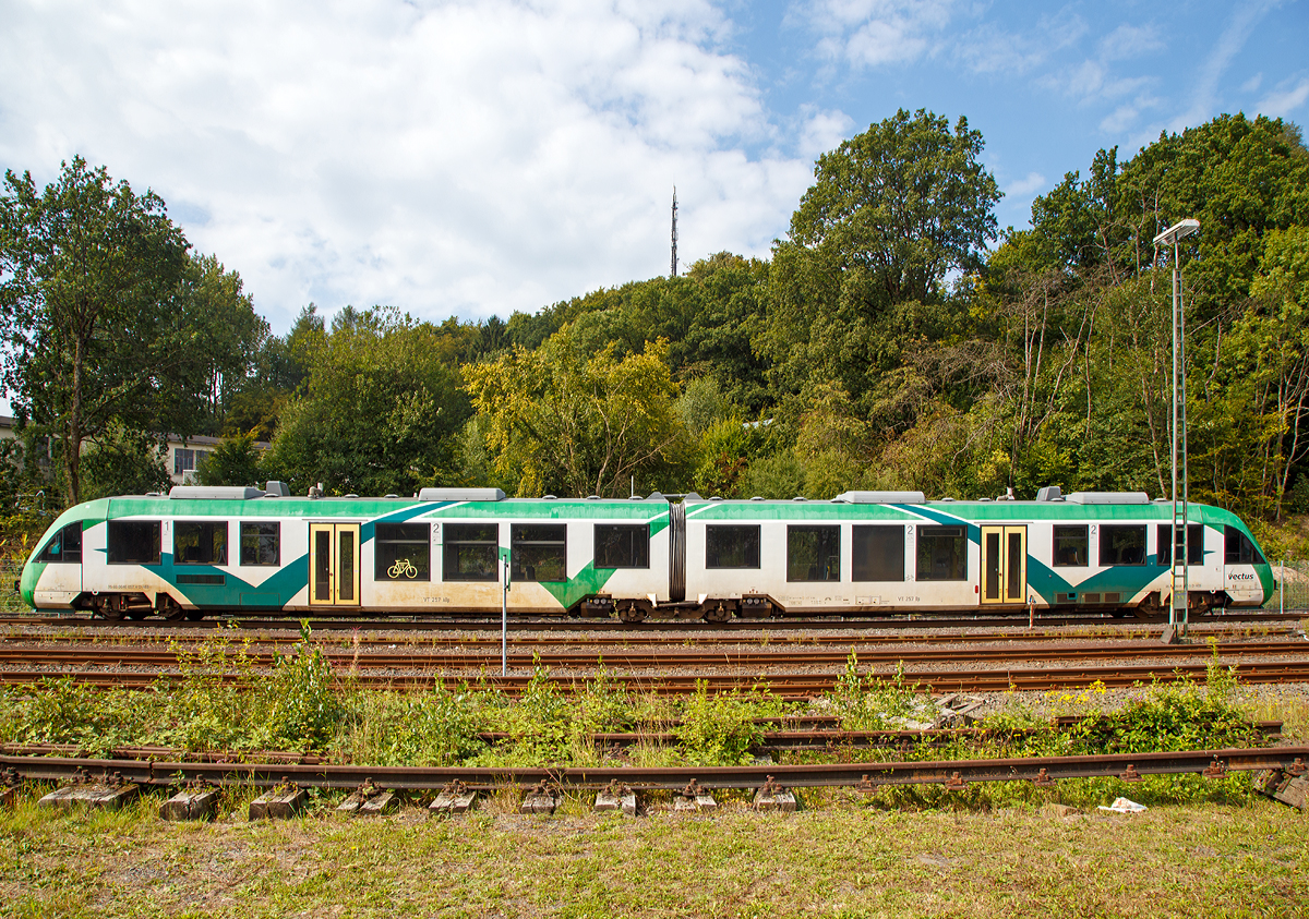 Noch in der Farbgebung der vectus Verkehrgesellschaft....
Der Dieseltriebzug VT 257 (95 80 0648 157-5 D-HEB / 95 80 0648 657-4 D-HEB) ein Alstom Coradia LINT 41 der HLB (Hessische Landesbahn), ex Vectus VT 257, ist am 12.09.2015 im Bahnhof Westerburg abgestellt.

Der Alstom Coradia LINT 41 wurde 2004 von Alstom (LHB) in Salzgitter unter der Fabriknummer 1188-007 für die vectus Verkehrsgesellschaft mbH gebaut, mit dem Fahrplanwechsel am 14.12.2014 wurden alle Fahrzeuge der vectus nun Eigentum der HLB.
