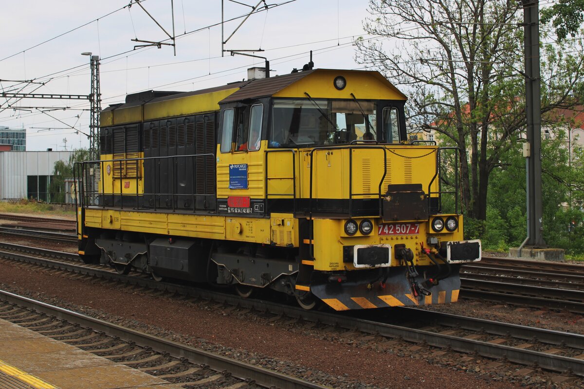 Noch immer tragt PKP Cargo International 742 507 die Farben von Viamont und steht am 8 Mai 2024 in Praha-Liben.