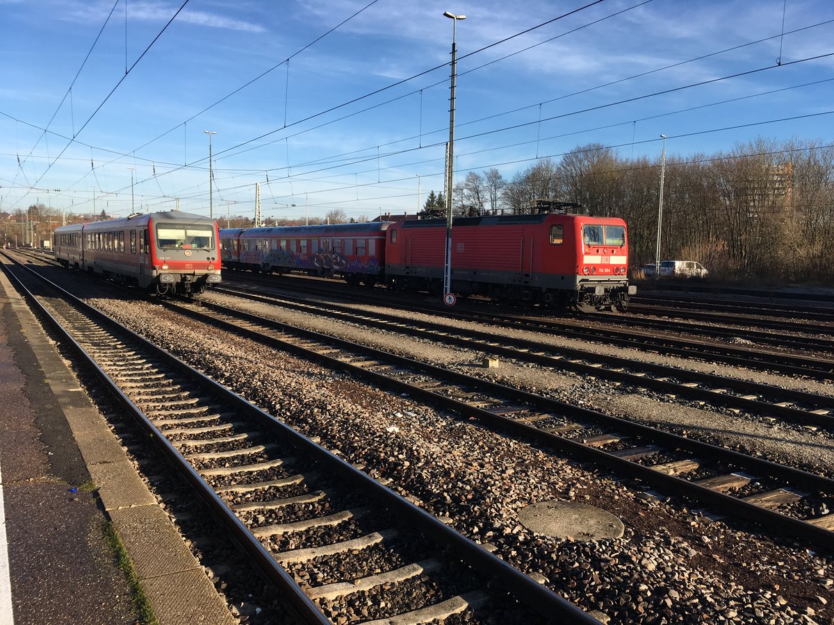 Noch einer der letzten Ulmer 628.2 ist der 628 347 wo ich am 10.12.16 in der Abstellanlage von Crailsheim traf.

Nebenan stand noch eine N - Wagen Garnitur mit der 114 004.