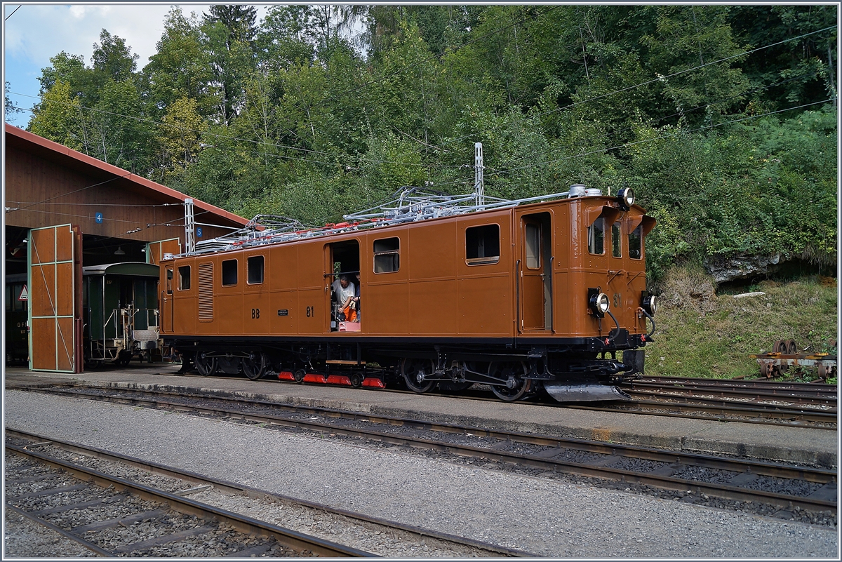 Noch sind im Gepäckabteil der schönen Bernina Bahn (BB) Ge 4/4 81 einige Arbeiten zu erledigen. 
Chaulin, den 19. August 2018
