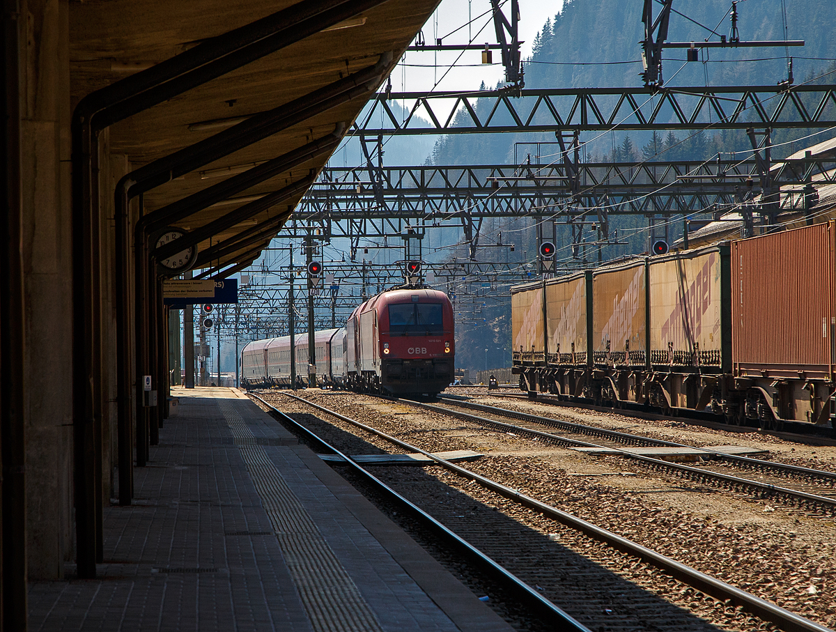 Noch sind die Stromabnehmer (unter 3 kV=) oben....
Noch sind die Stromabnehmer unten und die Loks rollen mit dem Zug stromlos weiter in den Bahnhof Brenner /Brennero ....
Die beiden �BB Taurus III, die �BB 1216 021/ E 190 021 (91 81 1216 021-6 A-�BB) und die �BB 1216 003 / E 190 003 (91 81 1216 003-4 A-�BB) erreichen am 28.03.2022, mit einem �BB-Railjet-Leerzug, den Bahnhof Brenner /Brennero. Vermutlich war der Leerzug ein Schadzug, da die Loks vor dem Steuerwagen hingen. 