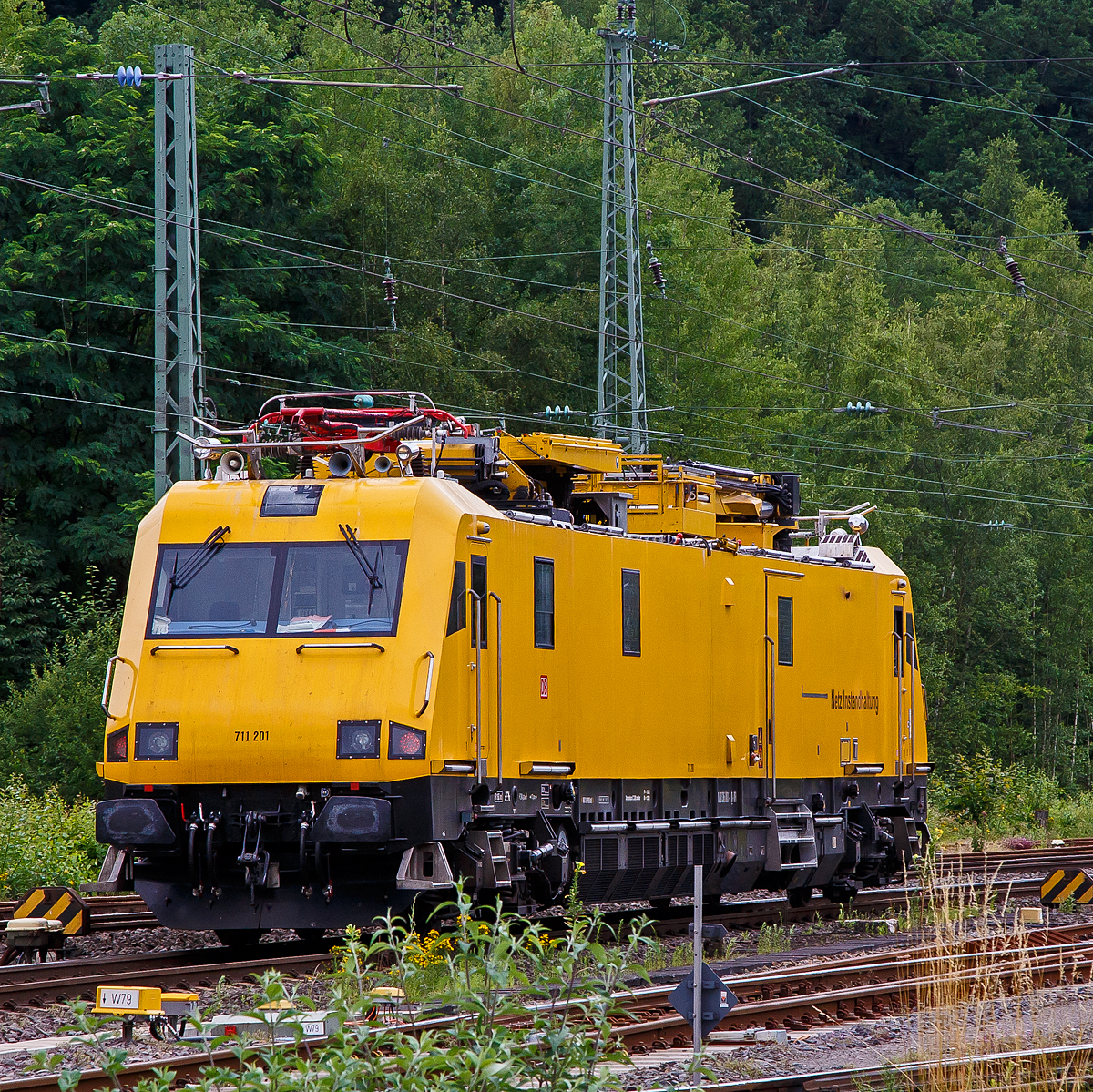 Nochmal als Nachschuss....
Das Oberleitungsinstandhaltungsfahrzeug (IFO) 711 201 (99 80 9136 001-1 D-DB) der DB Netz AG, ein Robel 57.44, fährt am 15.07.2021 durch Betzdorf (Sieg) in Richtung Köln.
