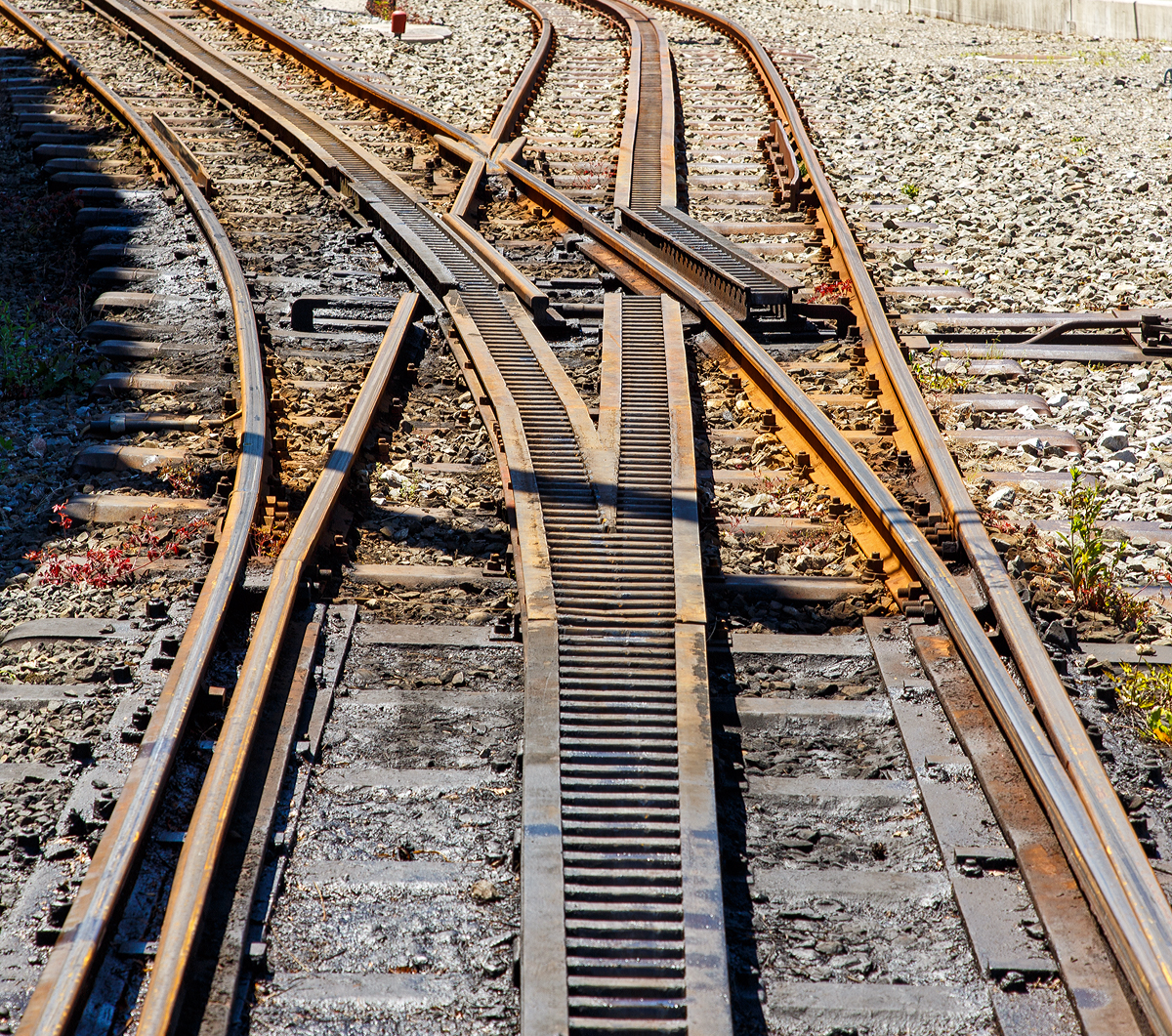 
Nochmal im Detail die konventionelle Zahnstangen- Zungenweichen (Zahnstangensystem Riggenbach) durchgehend mit Riggenbach-Zahnstange versehene Weiche der Rigi-Bahnen beim Depot Arth-Goldau am 23.06.2016.
Hier sieht man deutlich die verschiebbaren Zahnstangen und Gleiselemente.
