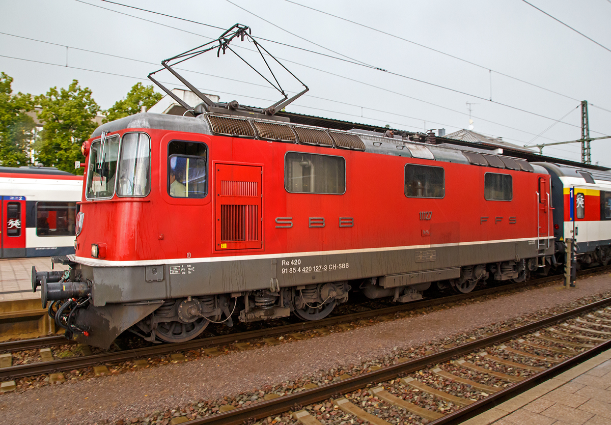 
Nochmal von der Seite....
Nun ist die SBB Re 4/4 II - 11127 bwz. Re 420 127-3 (91 85 4 420 127-3 CH-SBB) am 17.06.2016 im Bahnhof Singen (Hohentwiel) vor den IC 185 (Suttgard Hbf - Singen - Zürich HB). 

Gut zu erkennen ist, dass die Lok nur einen Stromabnehmer hat, wie alle der ersten Serie. Die Lok wurde 1966 von der Schweizerische Lokomotiv- und Maschinenfabrik (SLM) in Winterthur unter der Fabriknummer 4659 gebaut, der elektrische Teil ist von der BBC in Baden (Fabriknummer 7601), teils aber auch von MFO und SAAS.