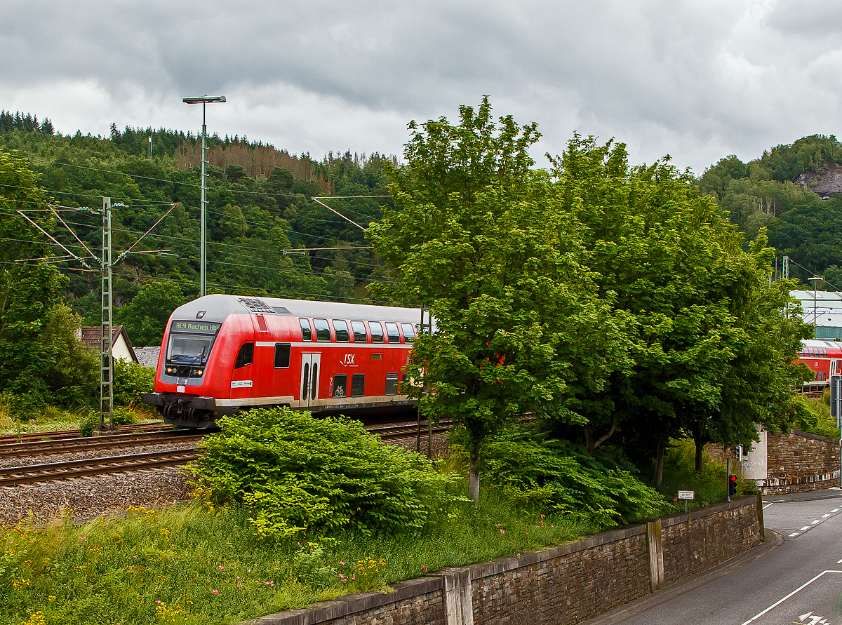 Nochmals als enger Zuschnitt....
Der RE 9 (rsx - Rhein-Sieg-Express) Siegen - Köln – Aachen verlässt am 15.07.2021 steuerwagenvoraus den Bahnhof Wissen an der Sieg in Richtung Köln. Schublok war die 146 003 (91 80 6146 003-9 D-DB) der DB Regio NRW.
