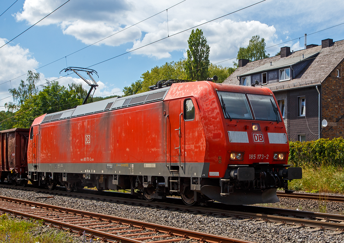 Nochmals im Detail...
Die 185 193-2 (91 80 6185 173-2 D-DB) der DB Cargo AG f�hrt am 12.06.2020, mit einem offenen G�terzug (Wagen der Gattung Eanos-x), durch Mudersbach in Richtung Siegen.

Die TRAXX F140 AC1 wurde 2004 von Bombardier in Kassel unter der Fabriknummer 33653 gebaut