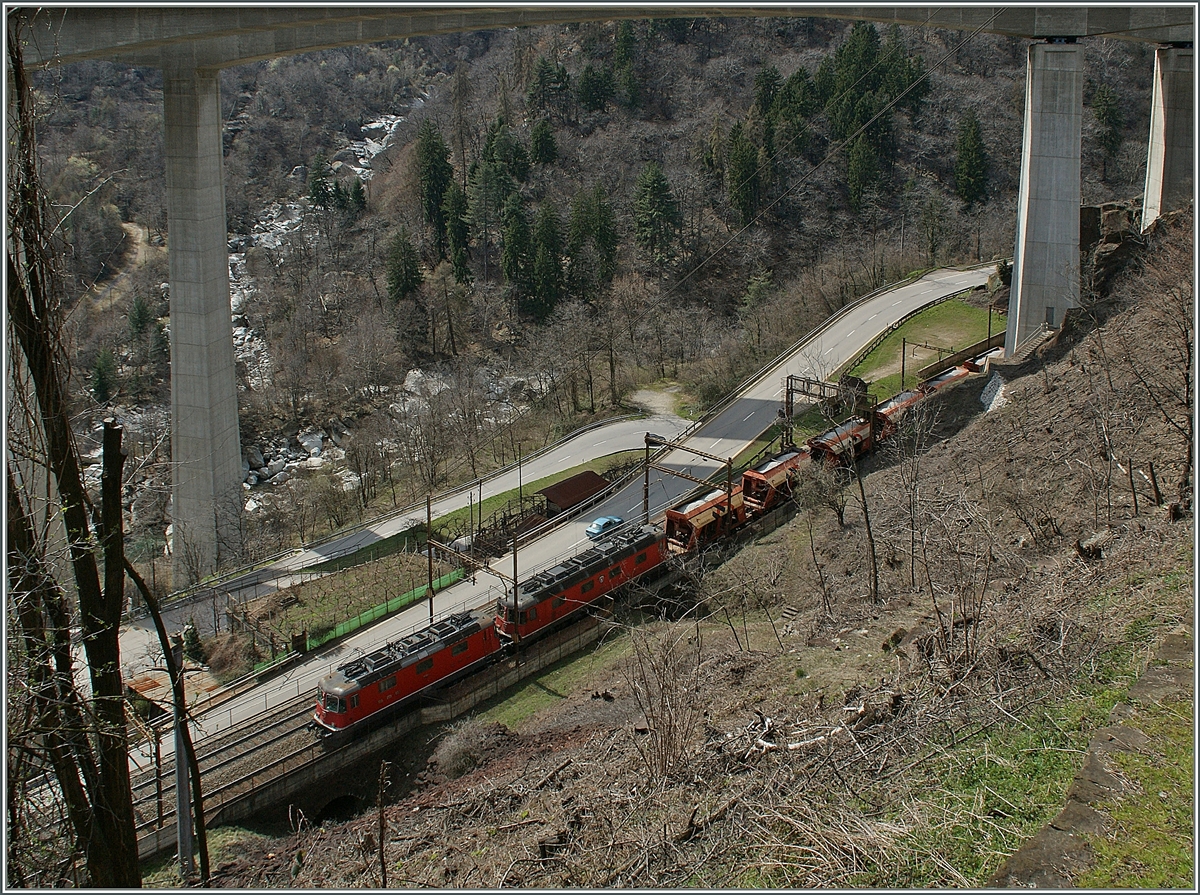 Nochmals der Kieszug auf der Mittleren Ebene in der Biaschina mit einer Re 4/4 II und Re 6/6 als Zugloks.
3. April 2013