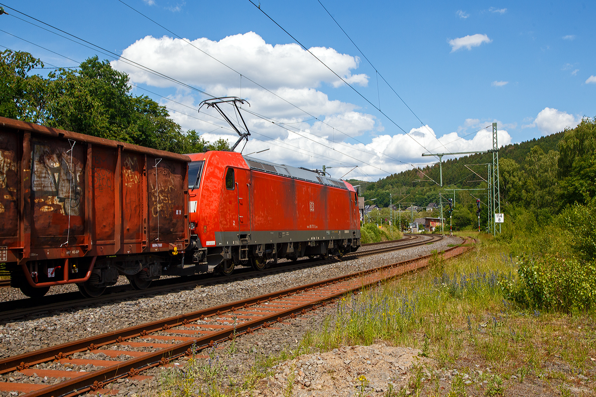 Nochmals im Nachschuss...
Die 185 193-2 (91 80 6185 173-2 D-DB) der DB Cargo AG f�hrt am 12.06.2020, mit einem offenen G�terzug (Wagen der Gattung Eanos-x), durch Mudersbach in Richtung Siegen.

Die TRAXX F140 AC1 wurde 2004 von Bombardier in Kassel unter der Fabriknummer 33653 gebaut
